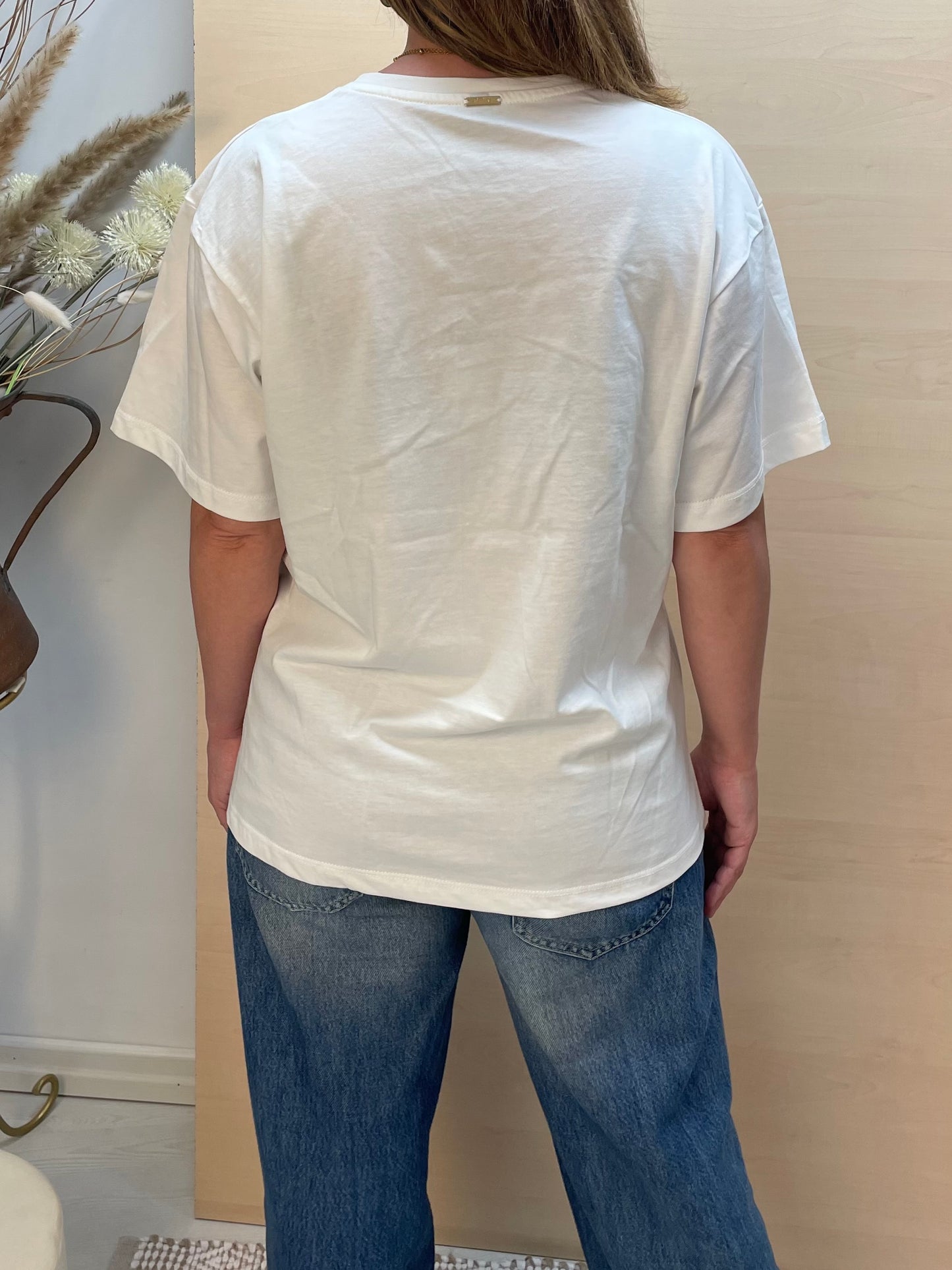 T-shirt panna con dettagli dorati e perle - in cotone