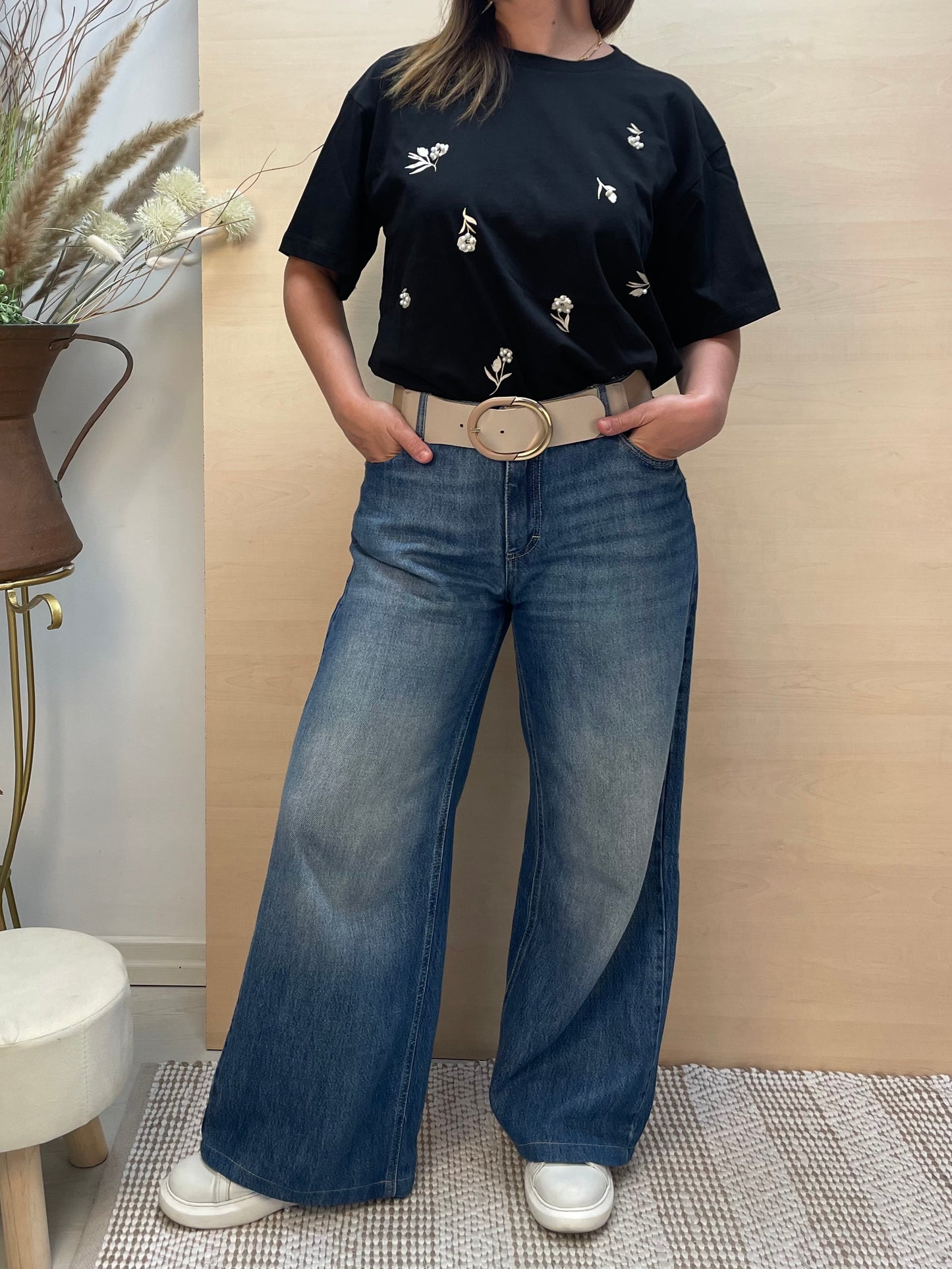 T-shirt nera con dettagli dorati e perle - in cotone