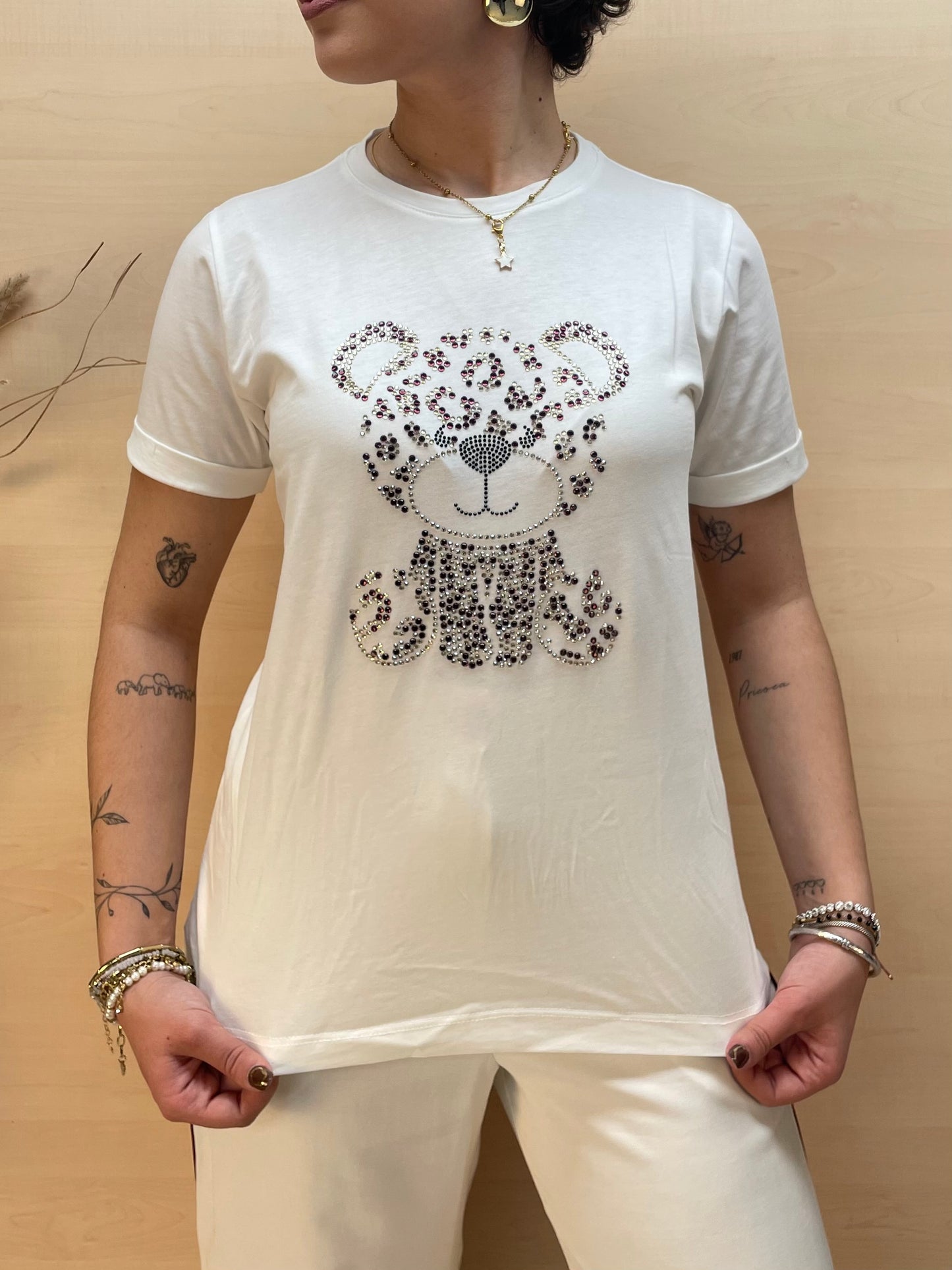 T-shirt bianca con orsetto in strass - in cotone