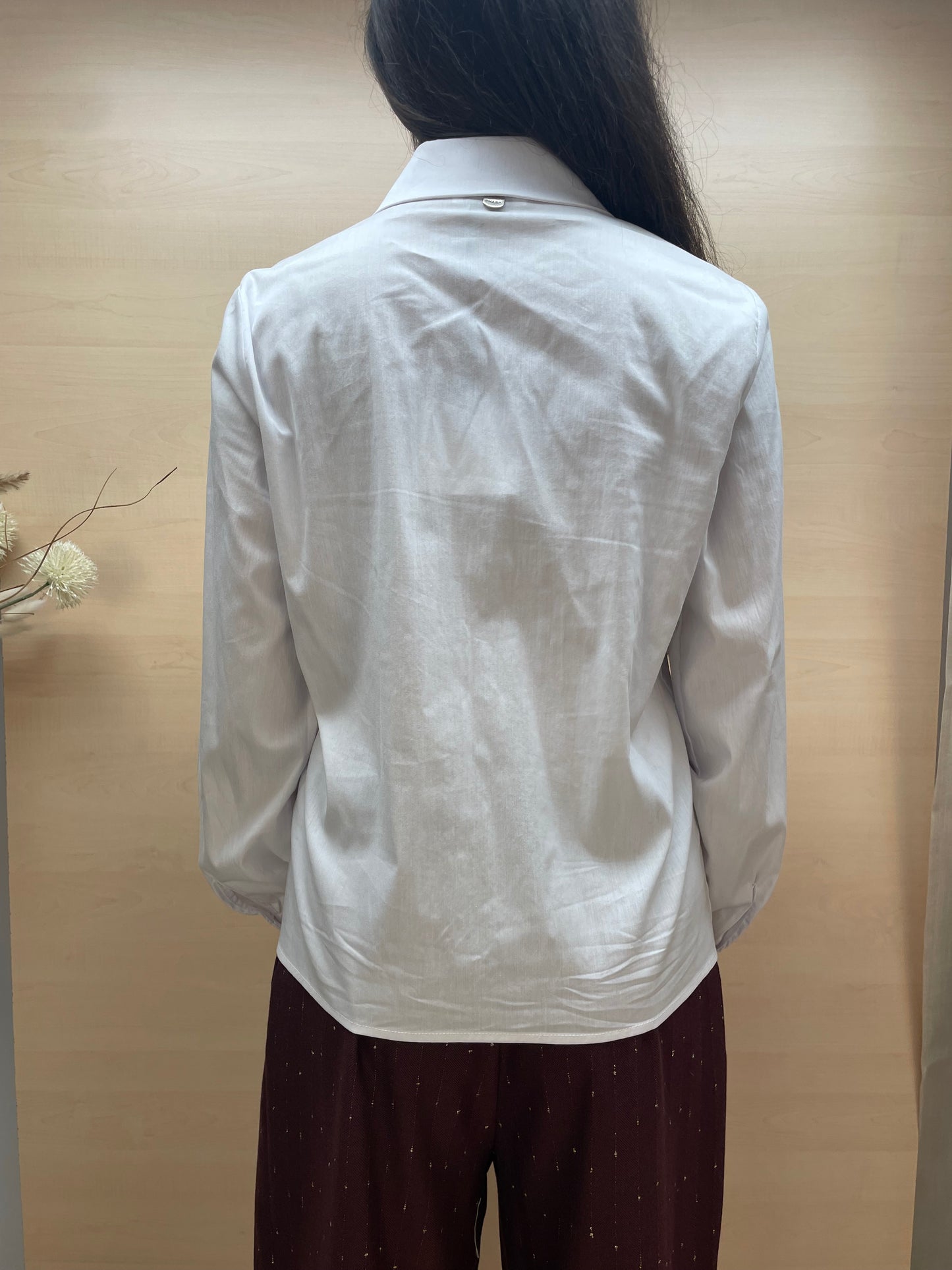 Camicia bianca con arricciature frontali