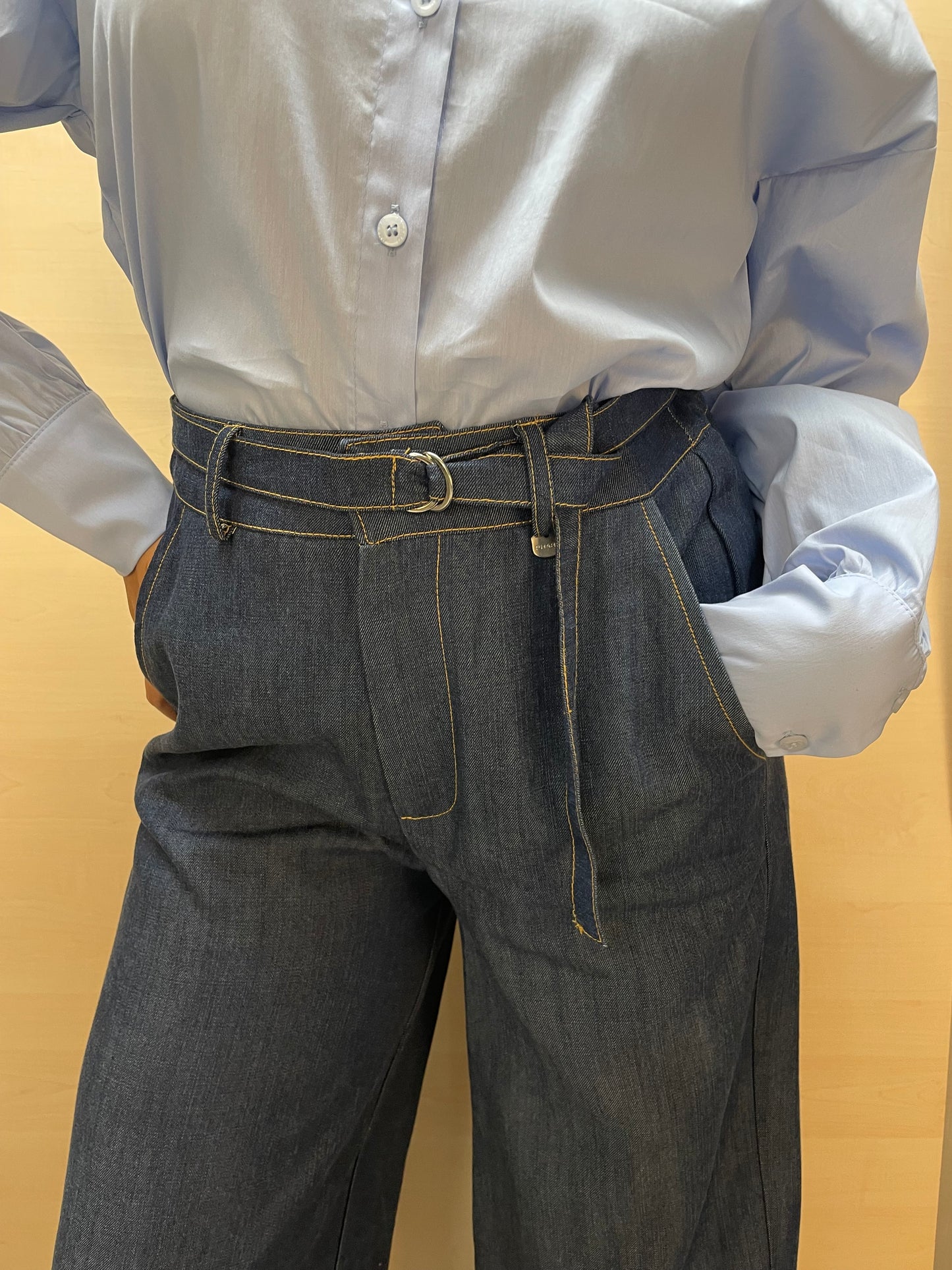 Pantalone denim palazzo a vita alta con cintura