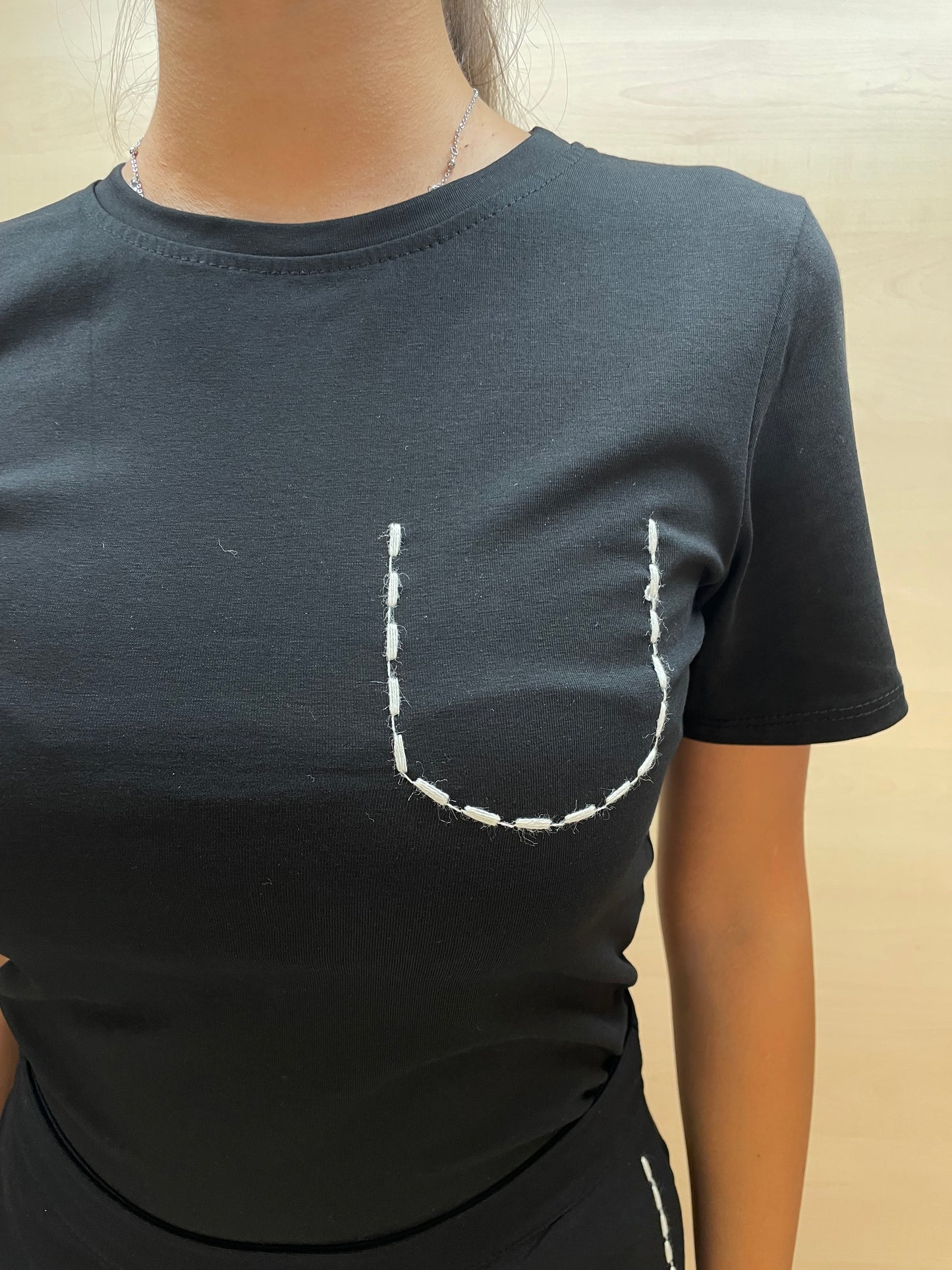 T-shirt con puntacci - in cotone