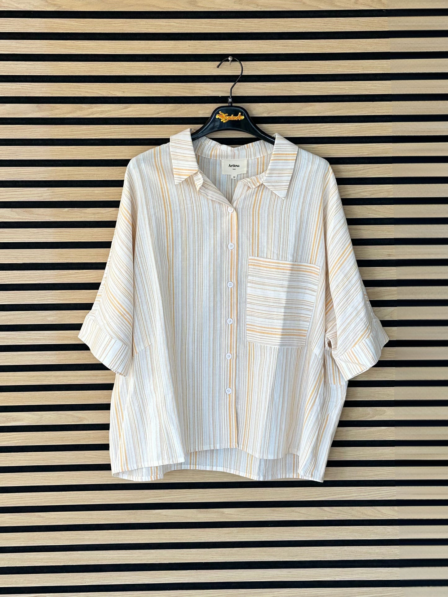 Camicia bianca con righe gialle