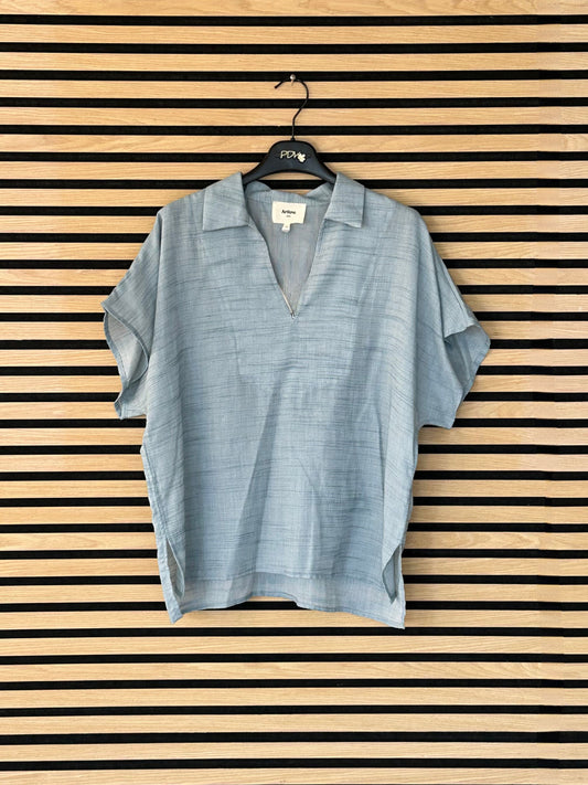 Blusa azzurra effetto lino