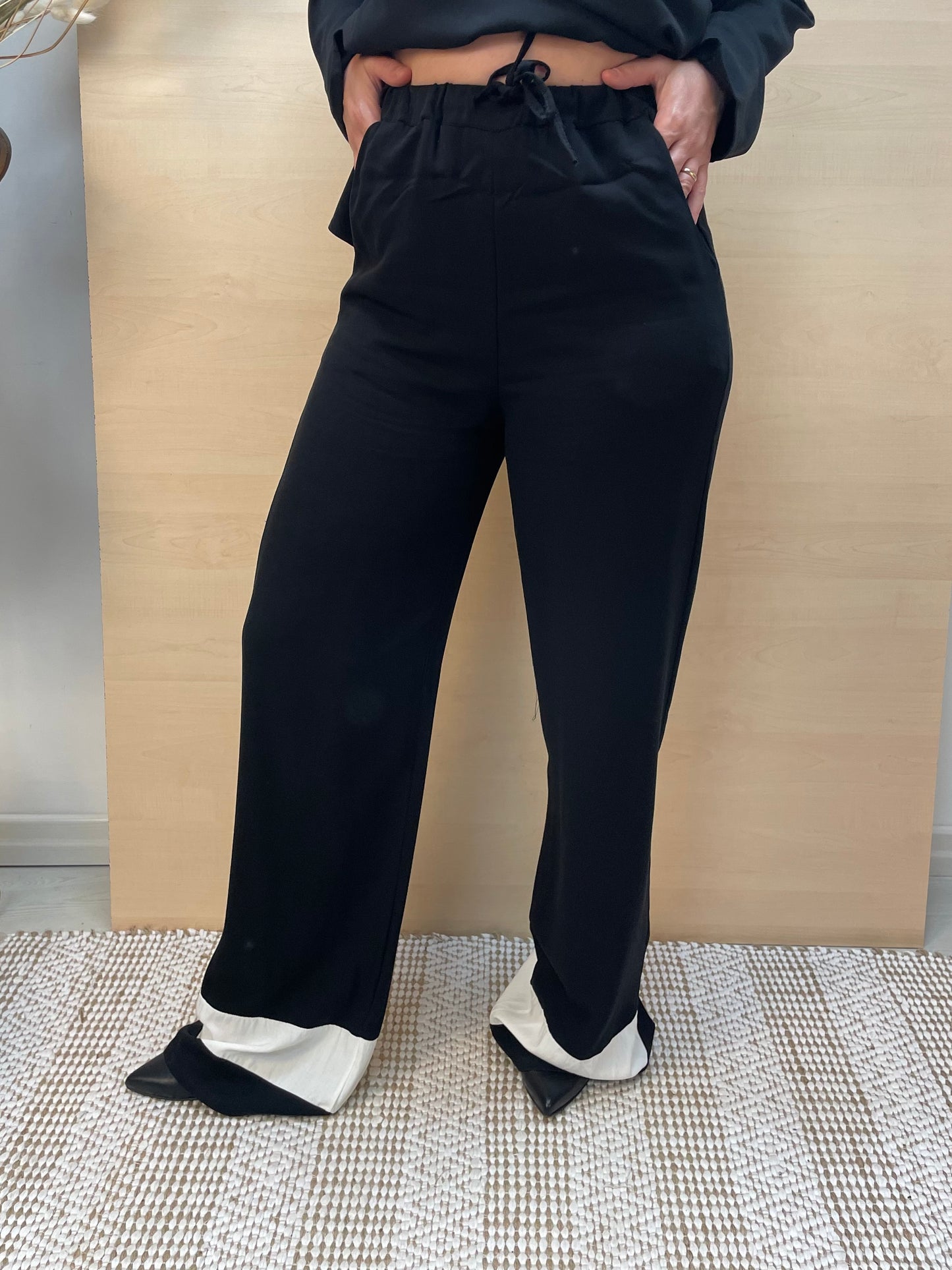 Completo nero con dettagli bianchi – Blusa e pantalone in viscosa