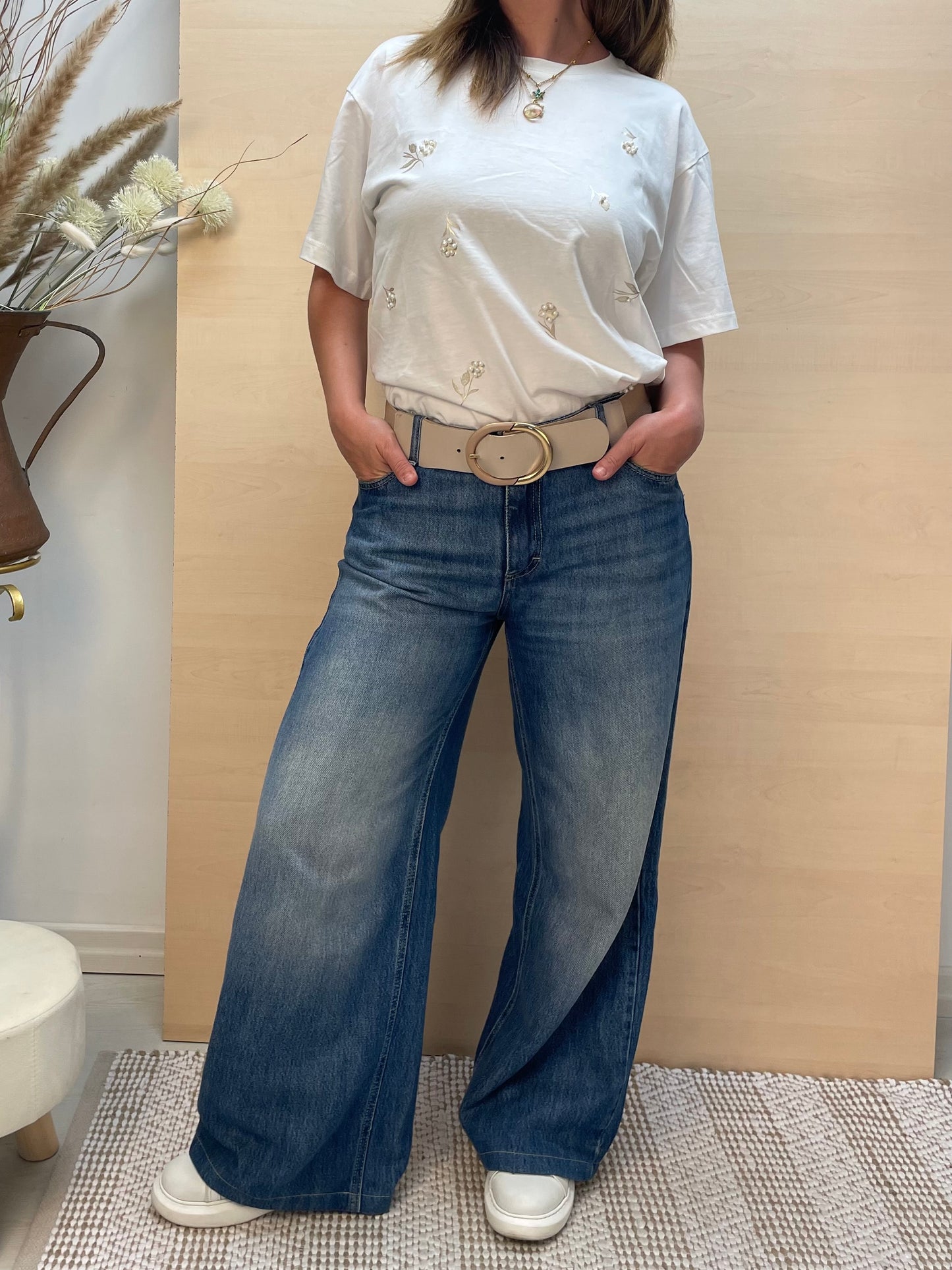 T-shirt panna con dettagli dorati e perle - in cotone