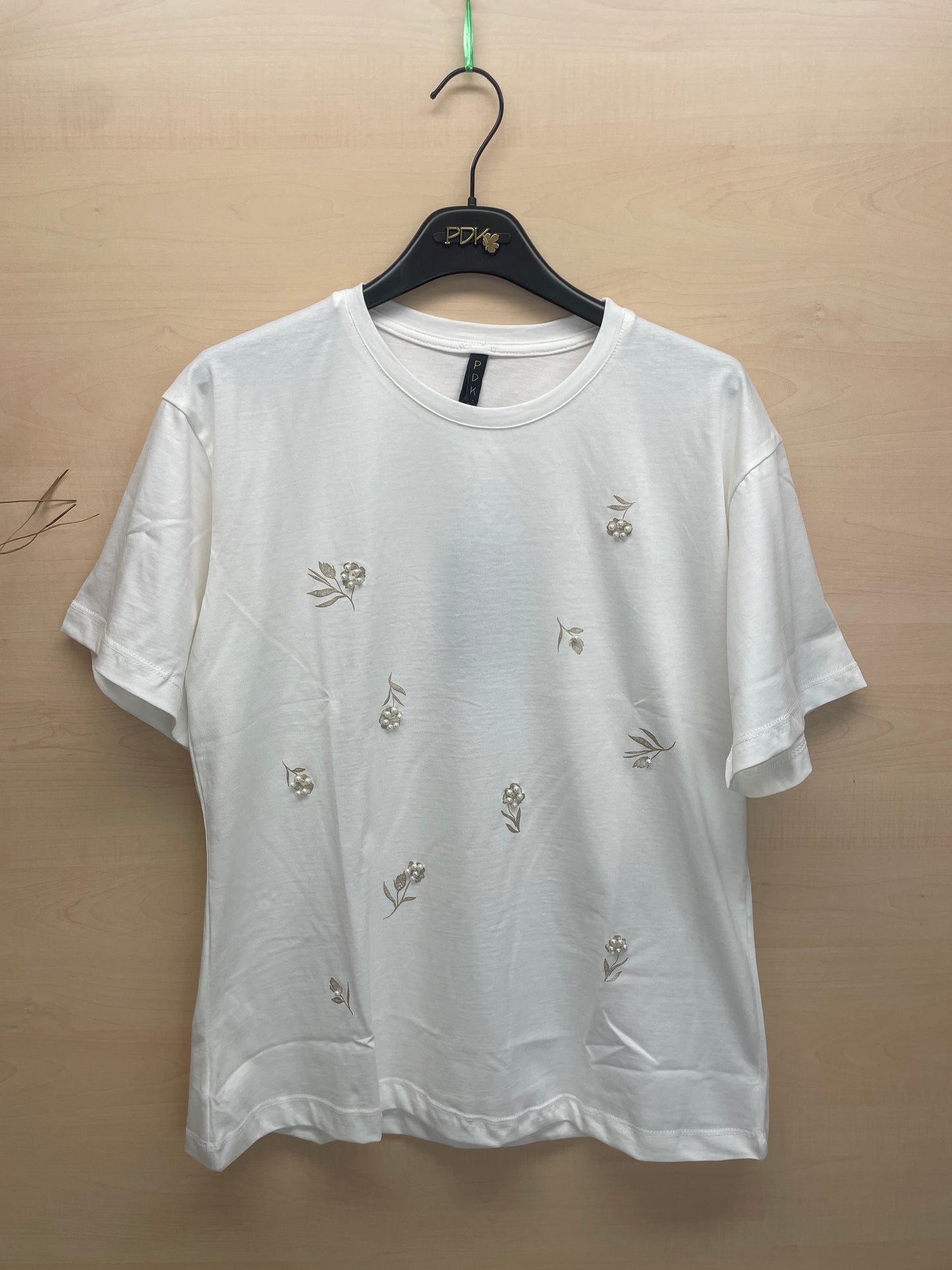 T-shirt panna con dettagli dorati e perle - in cotone
