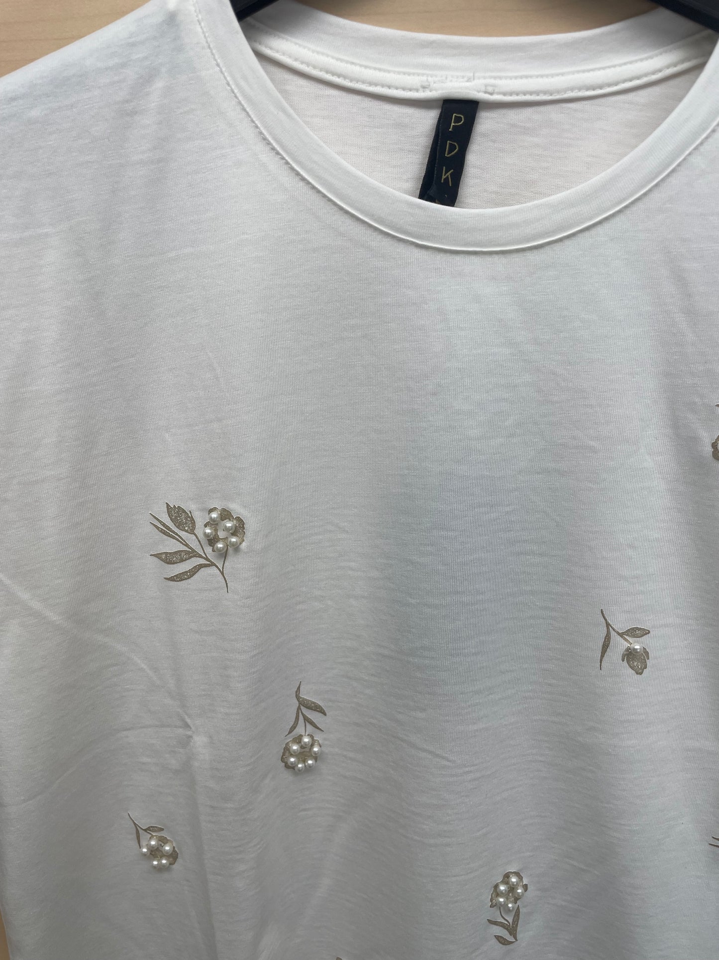 T-shirt panna con dettagli dorati e perle - in cotone