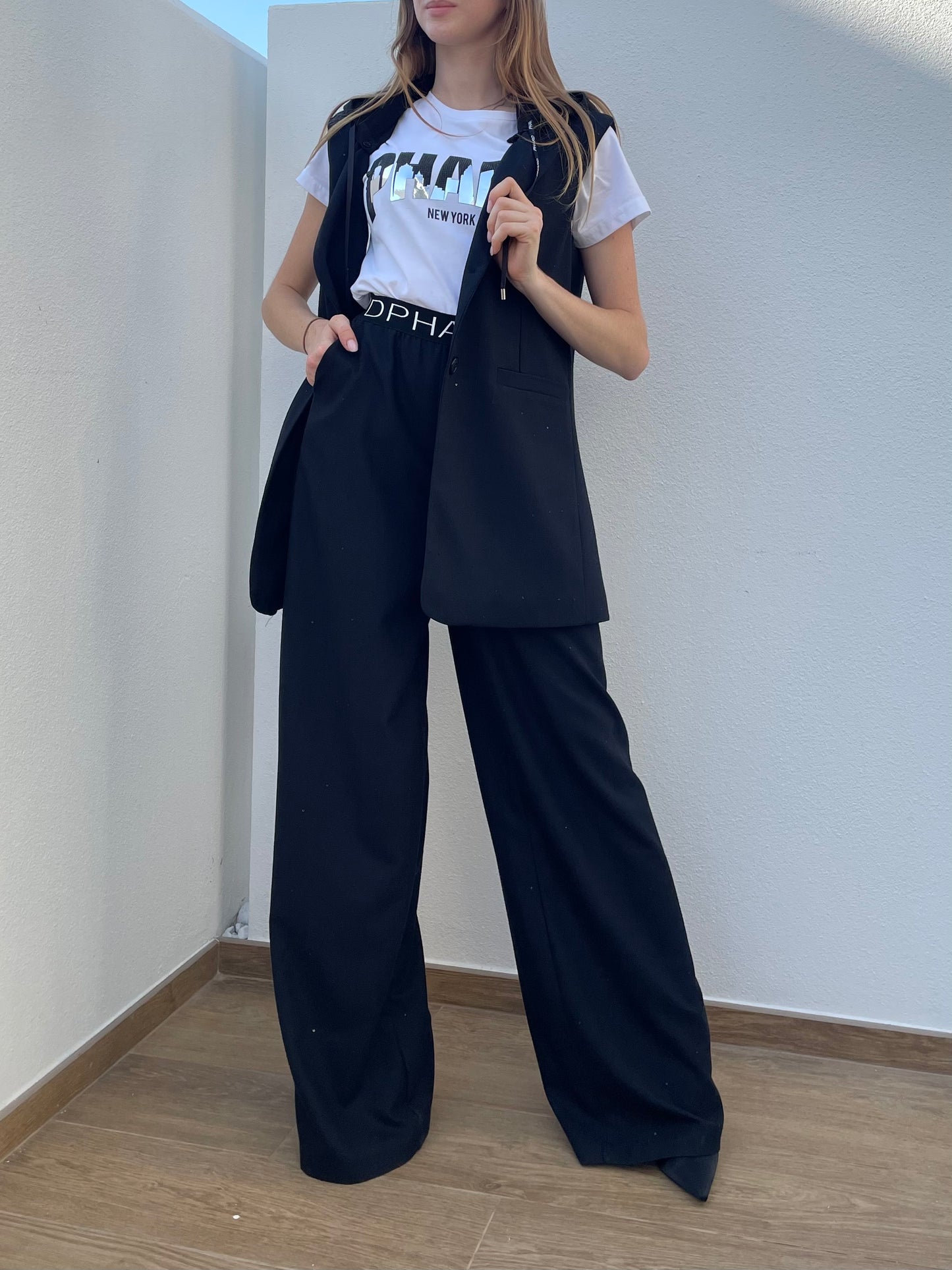 Gilet nero con cappuccio rimovibile - con micro paillettes