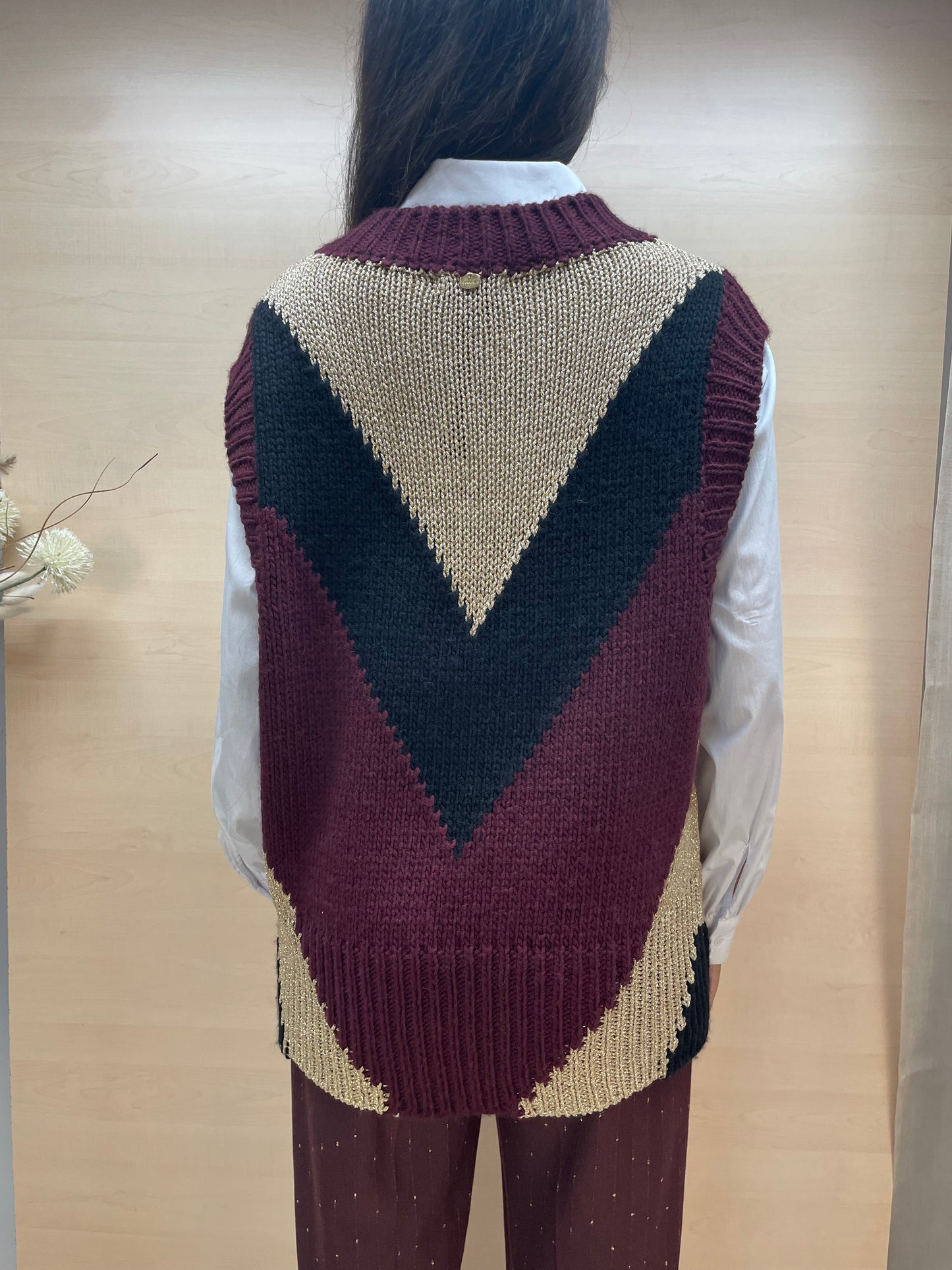 Gilet con motivo geometrico a V