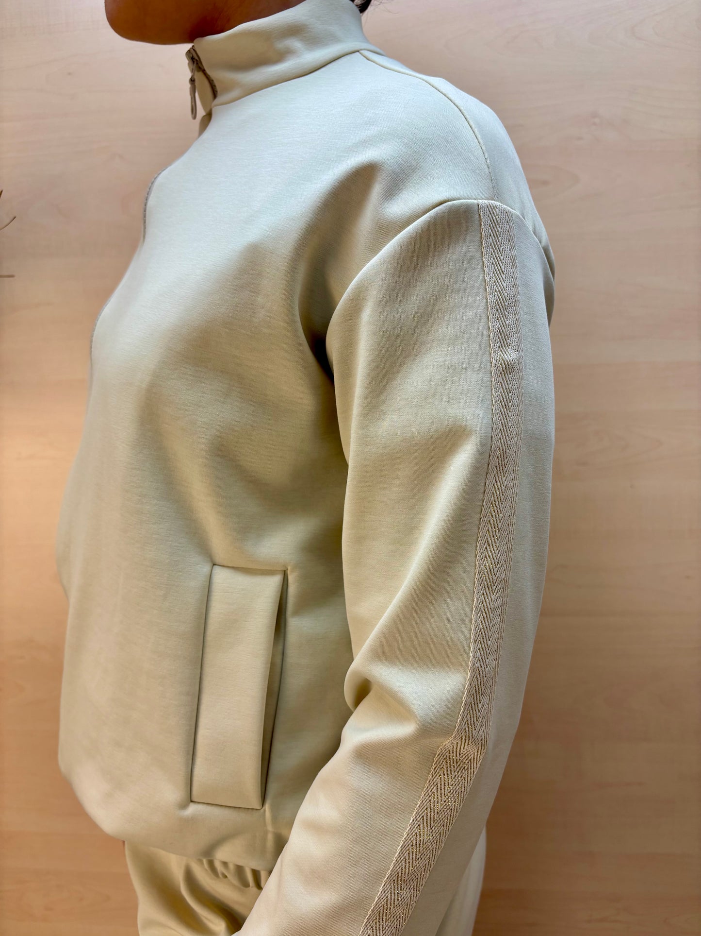 Felpa con zip e lurex - in poliestere GRS e viscosa col. Burro