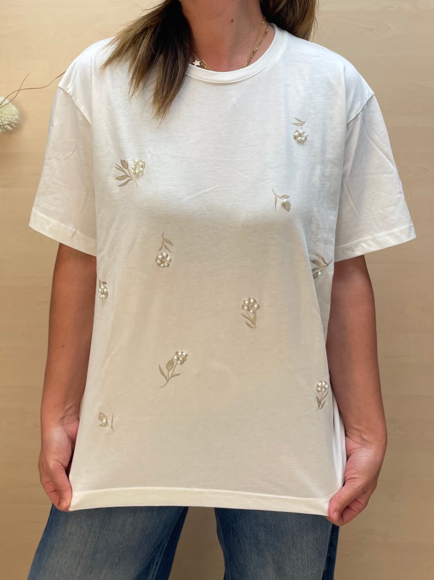 T-shirt panna con dettagli dorati e perle - in cotone