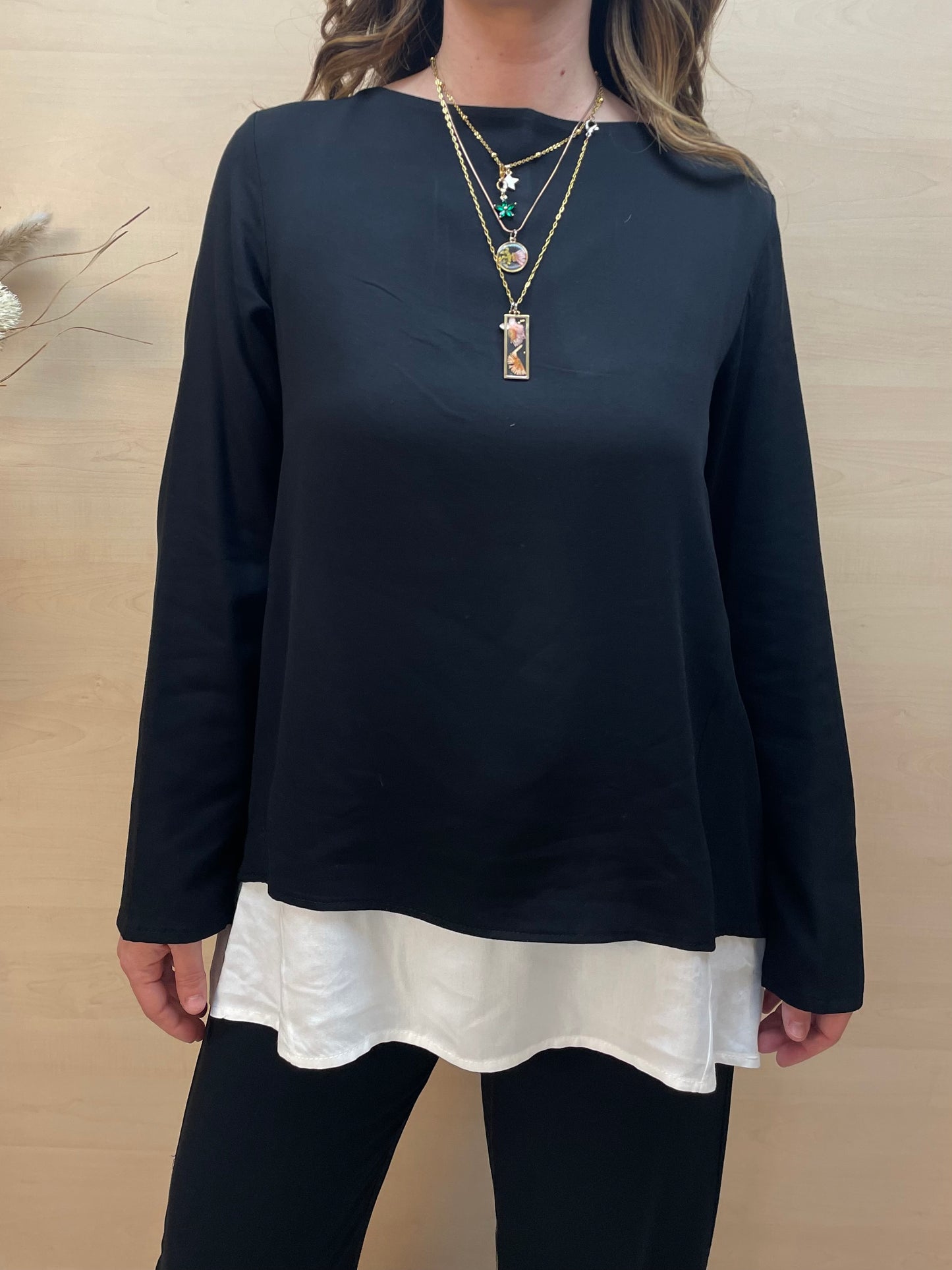 Completo nero con dettagli bianchi – Blusa e pantalone in viscosa