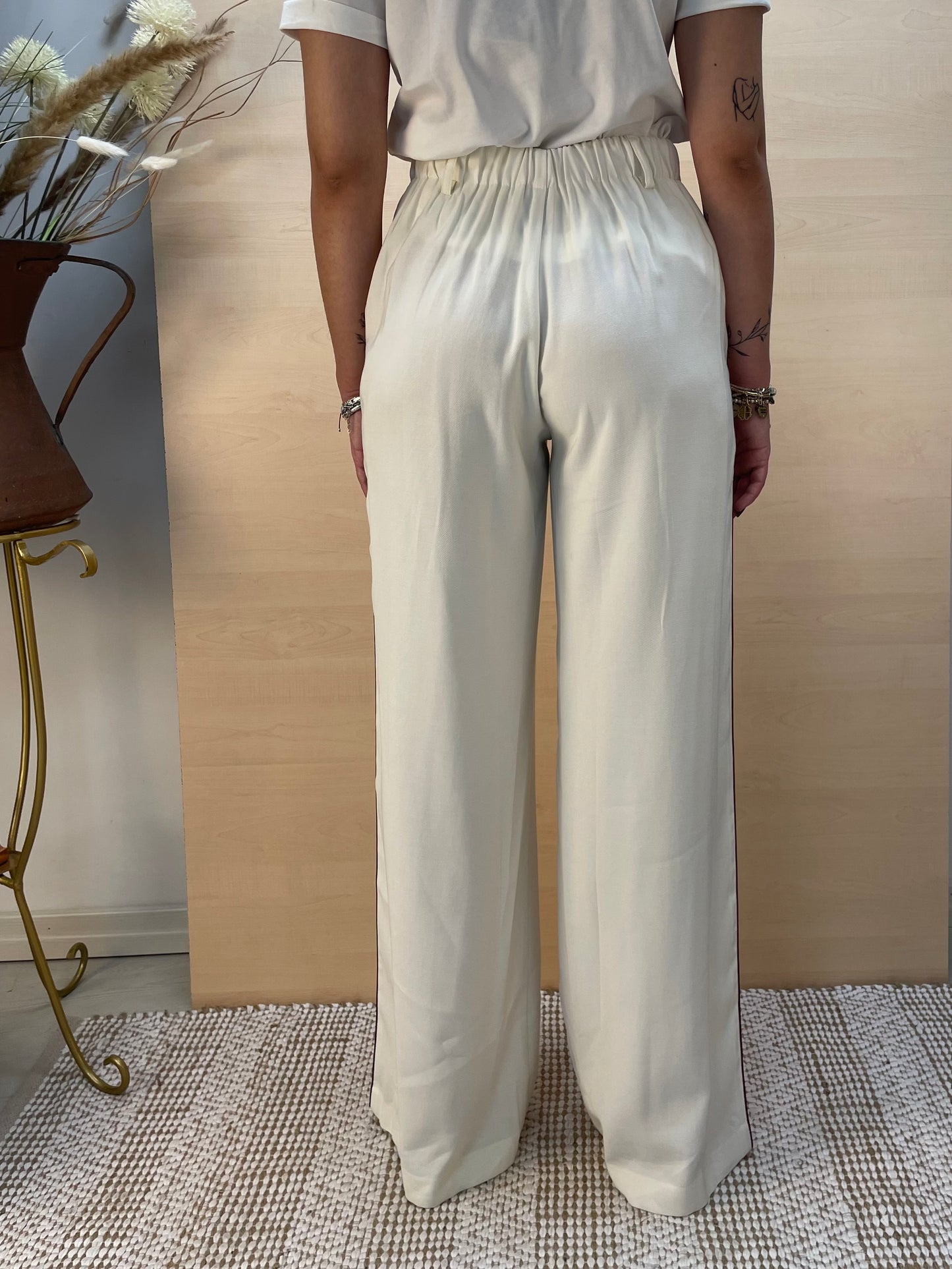 Pantalone burro Palazzo con riga laterale amarena - in Viscosa