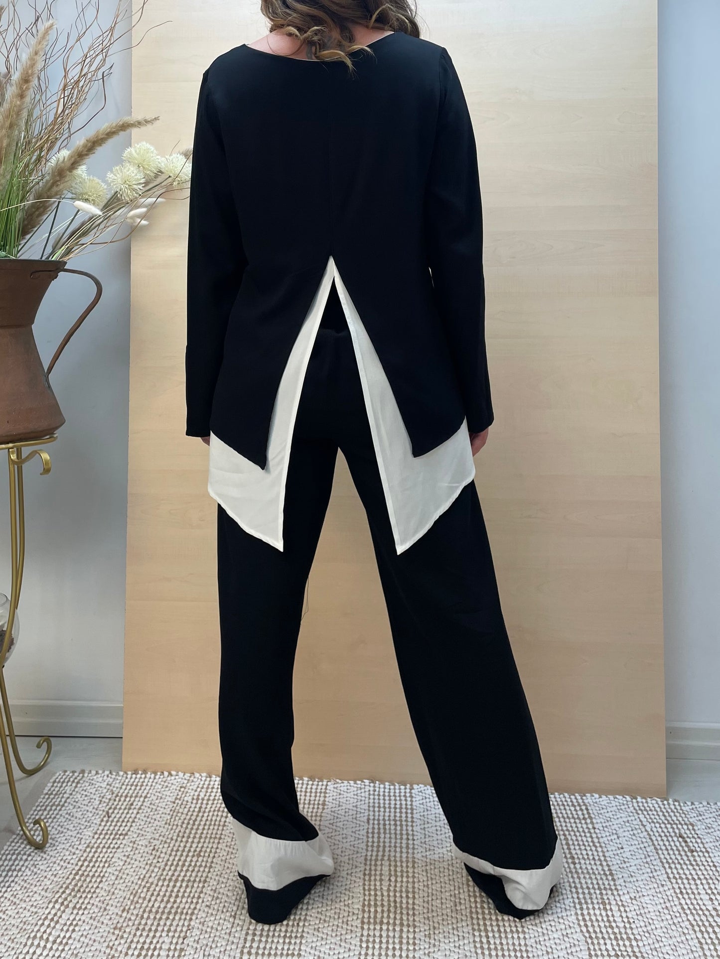 Completo nero con dettagli bianchi – Blusa e pantalone in viscosa