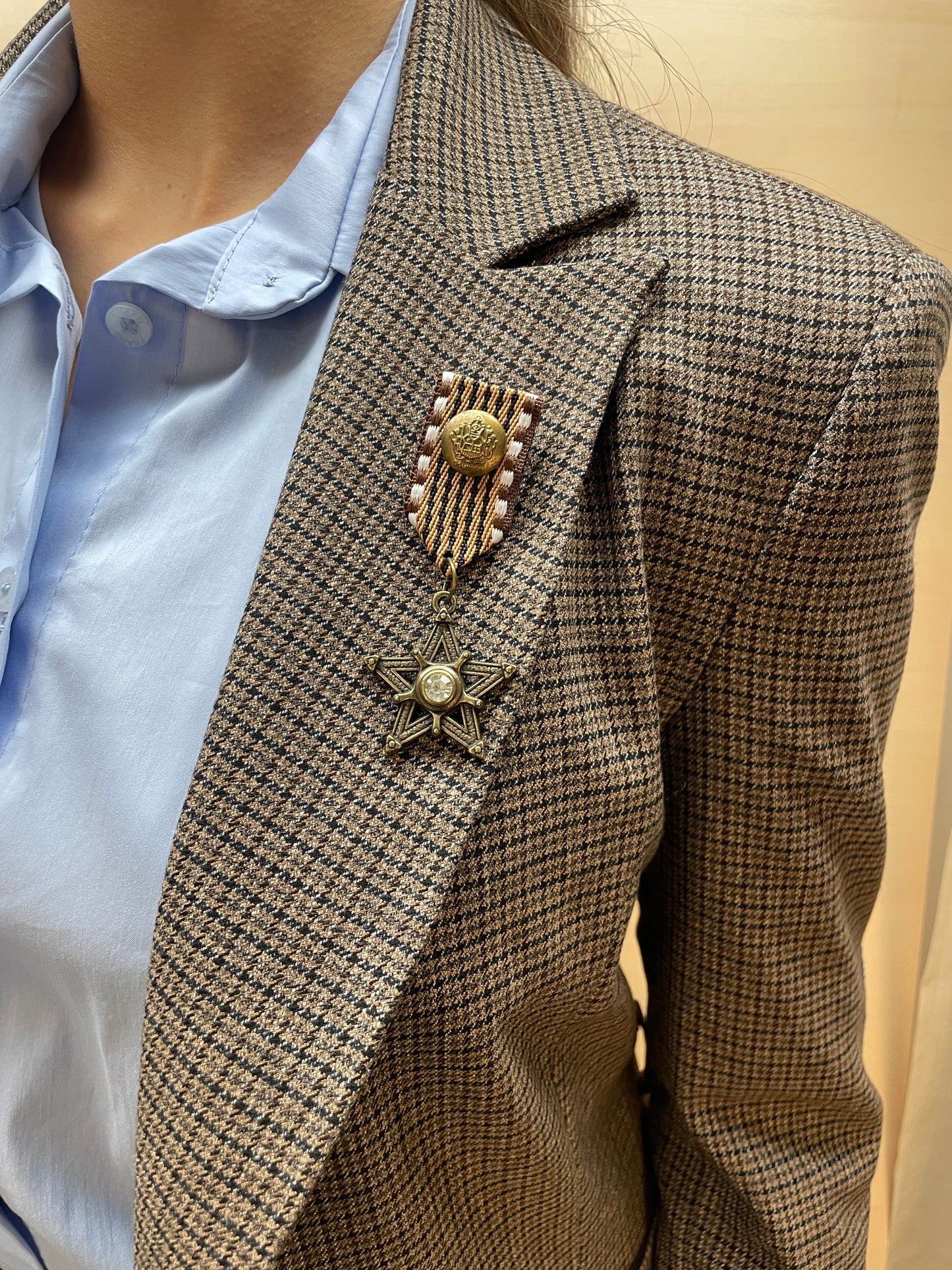 Blazer pied de poul con bottoni e spilla rimovibile - con cintura