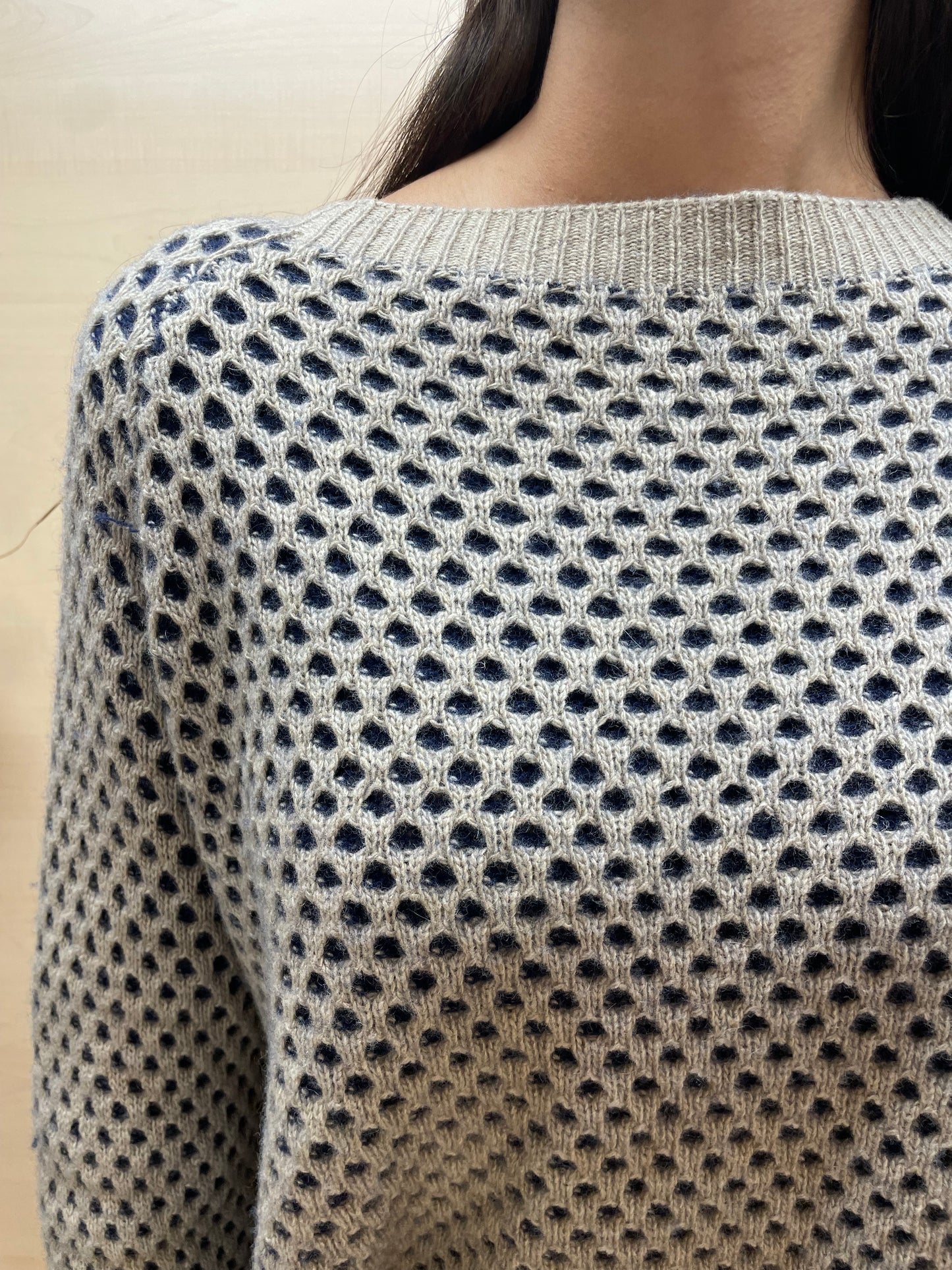 Maglione over traforata doppiata base blu e beige - in cashmere