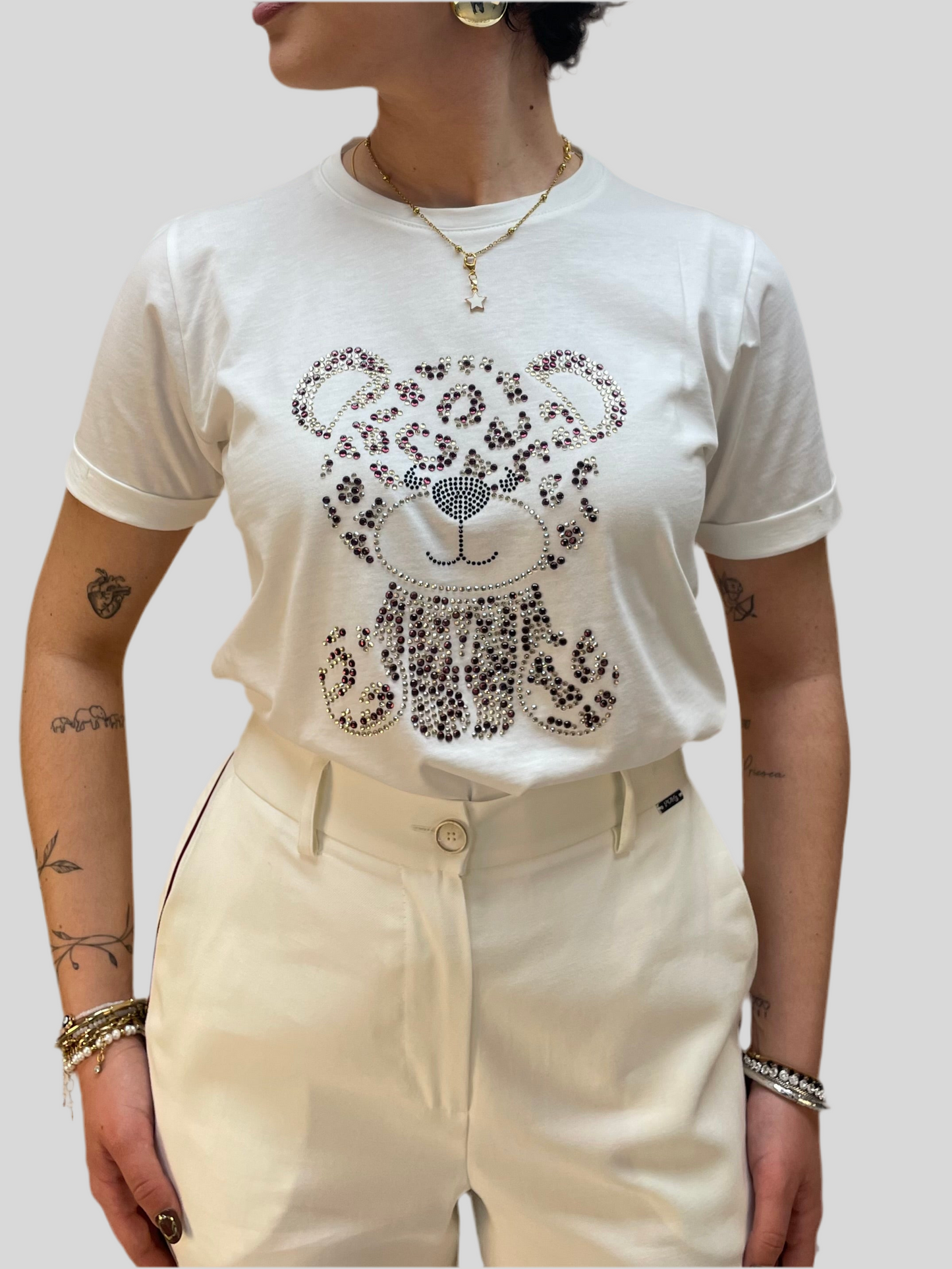 T-shirt bianca con orsetto in strass - in cotone
