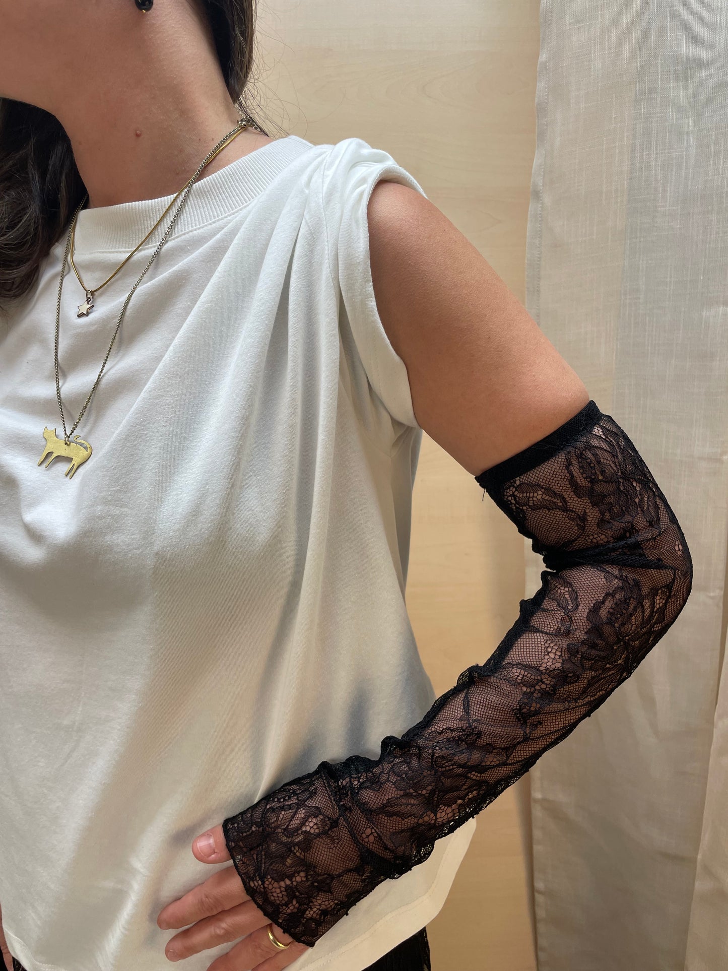 T-shirt con maniche in pizzo - bianca