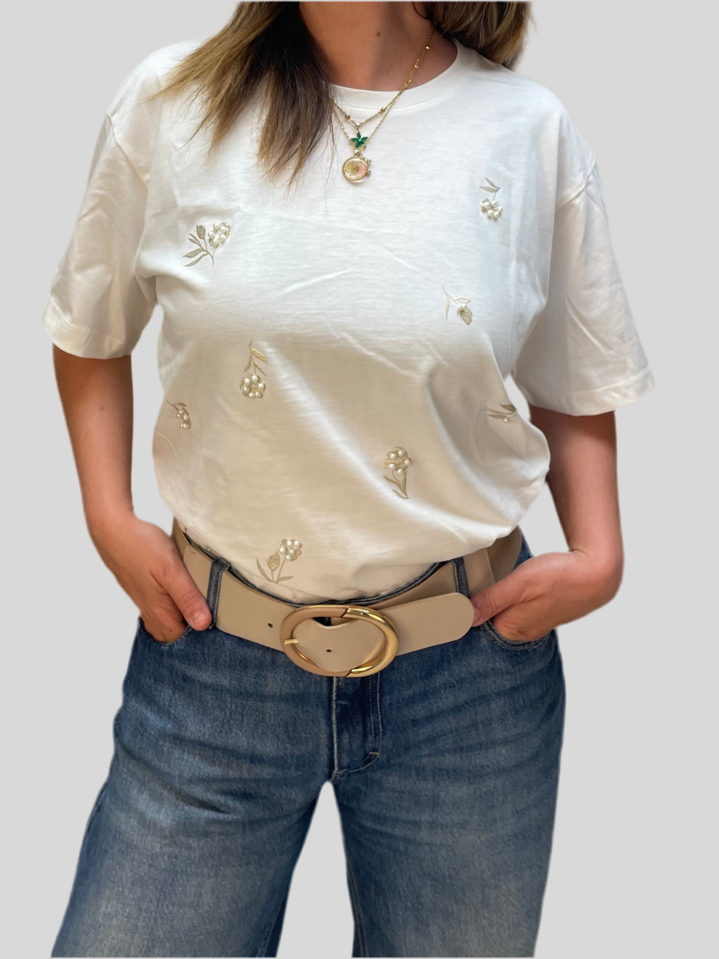 T-shirt panna con dettagli dorati e perle - in cotone