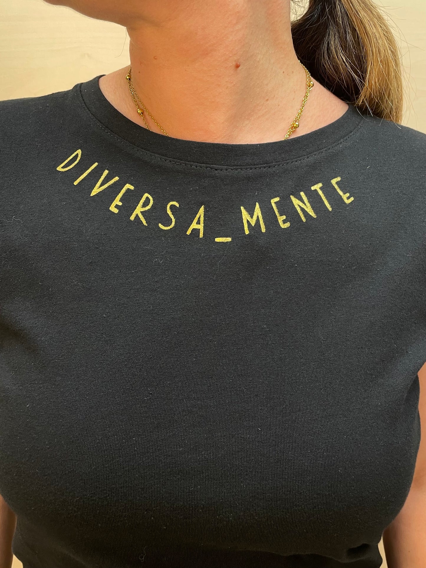 T-shirt DIVERSA_MENTE dipinta a mano - Nero