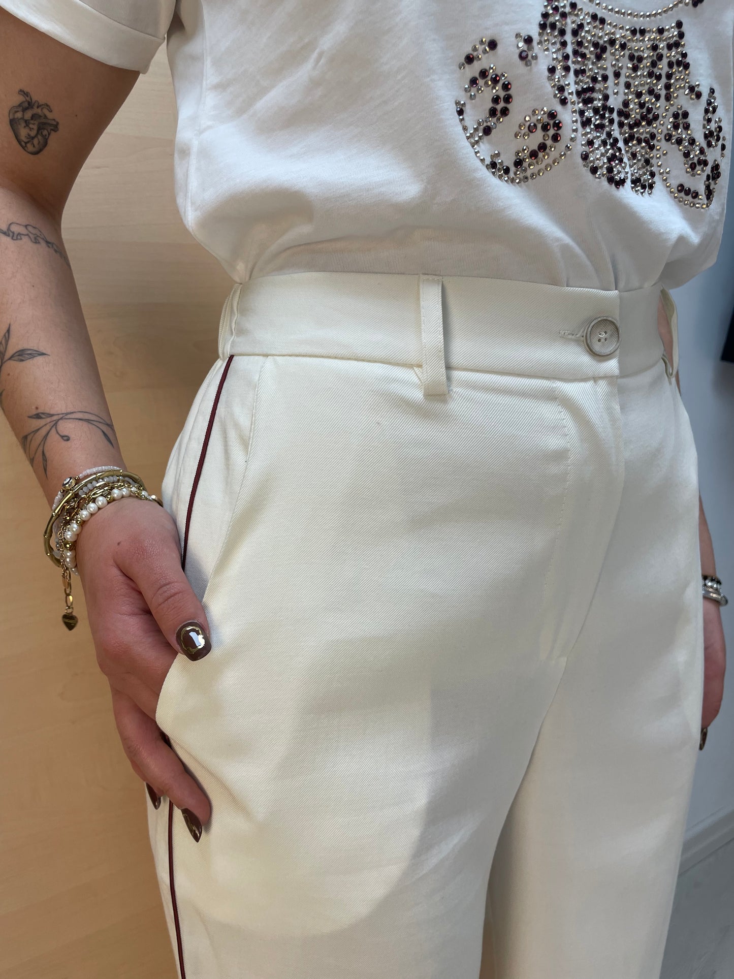 Pantalone burro Palazzo con riga laterale amarena - in Viscosa