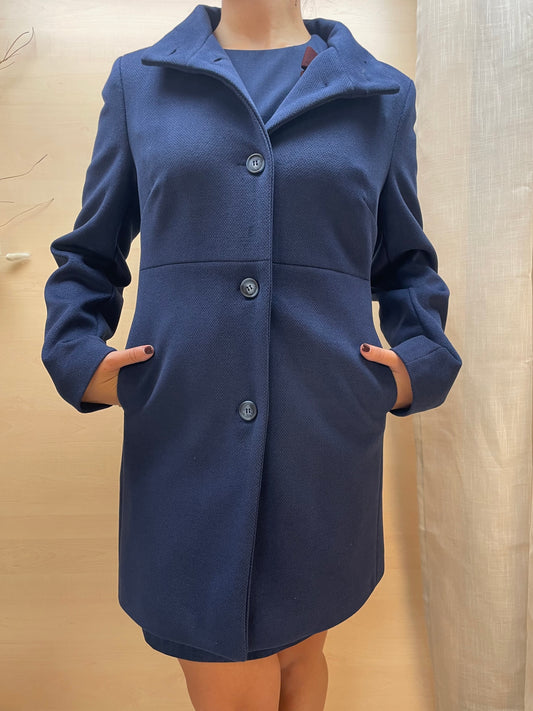 Cappotto blu con collo alto e chiusura a bottoni