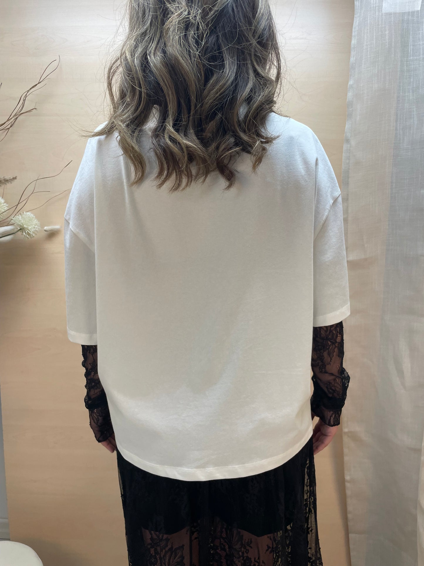 T-shirt con maniche in pizzo - bianca