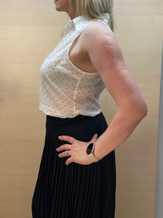 Camicia smanicata con pois - in cotone e tencell