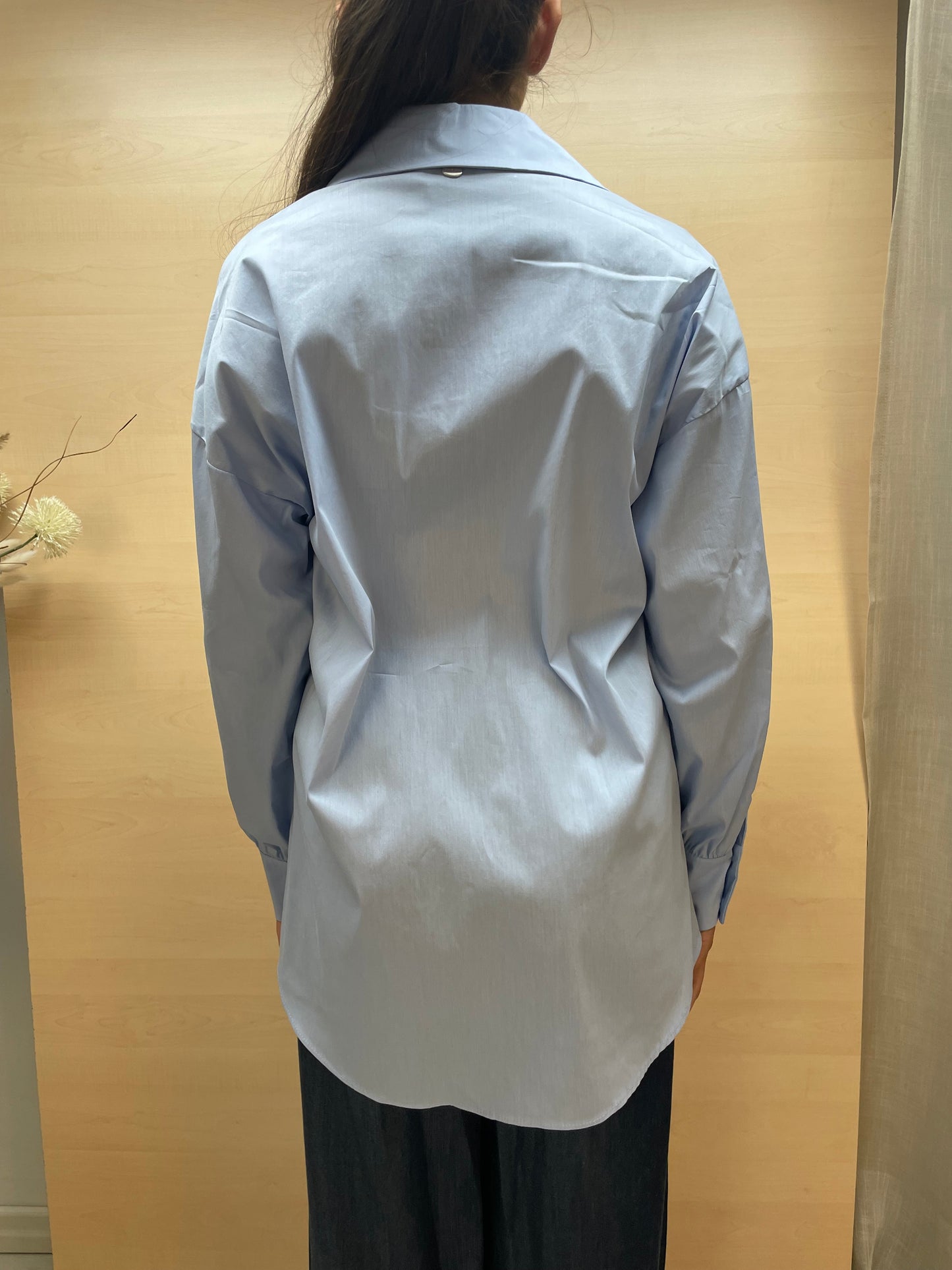 Camicia over celeste a maniche scese