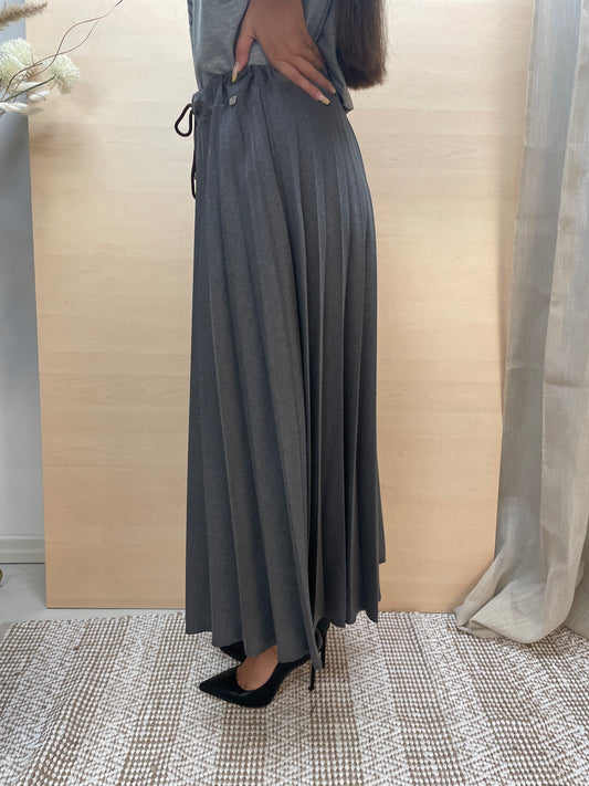 Gonna plissettata grigia regolabile in vita