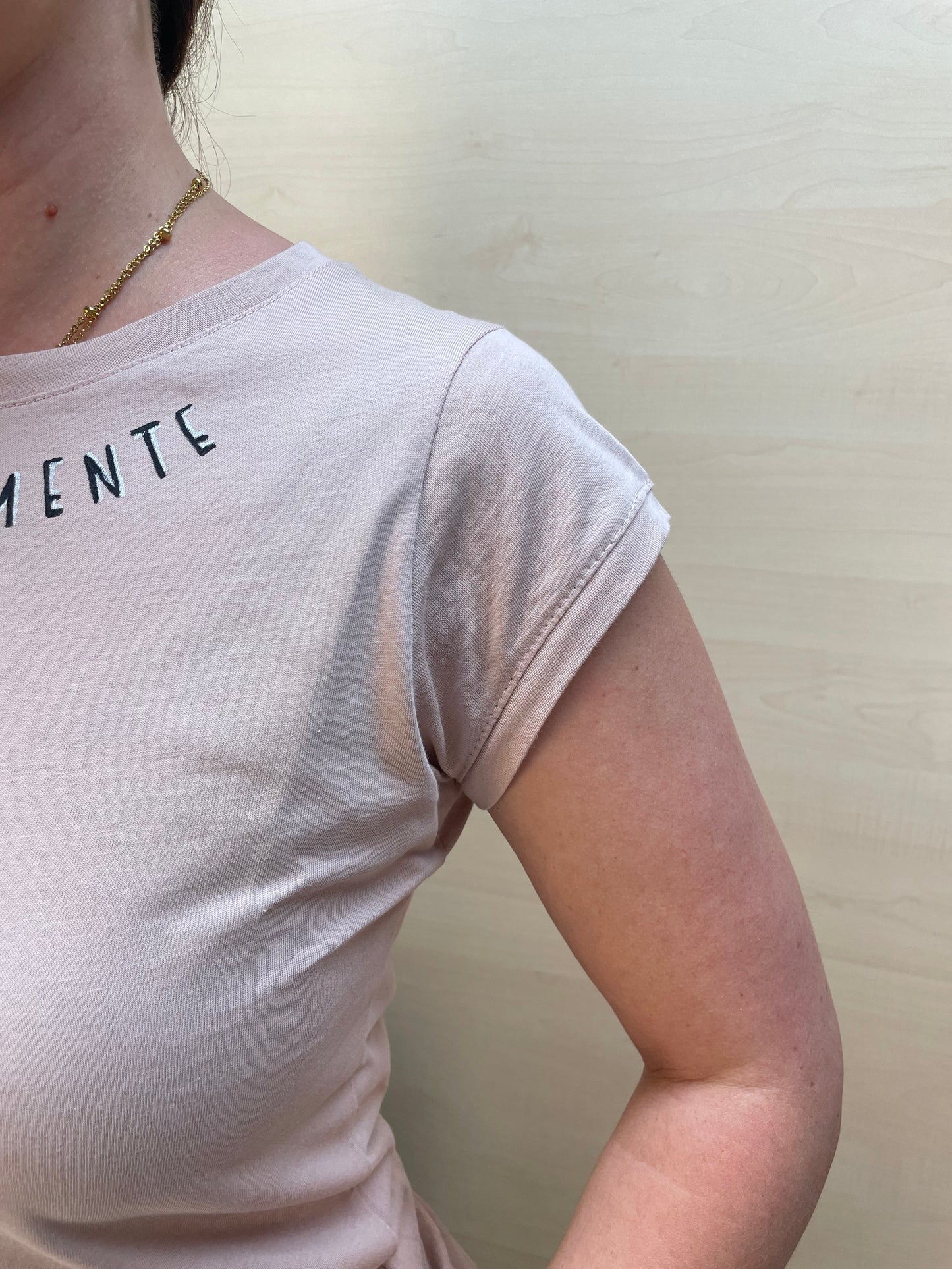 T-shirt DIVERSA_MENTE dipinta a mano - Rosa cipria