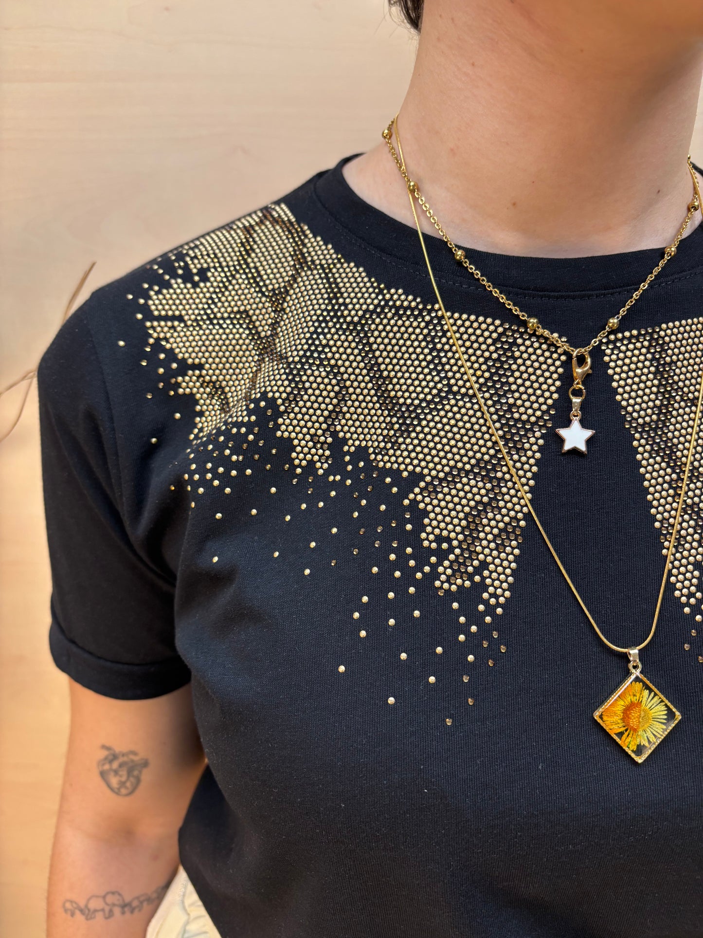 T-shirt con strass dorati - in cotone