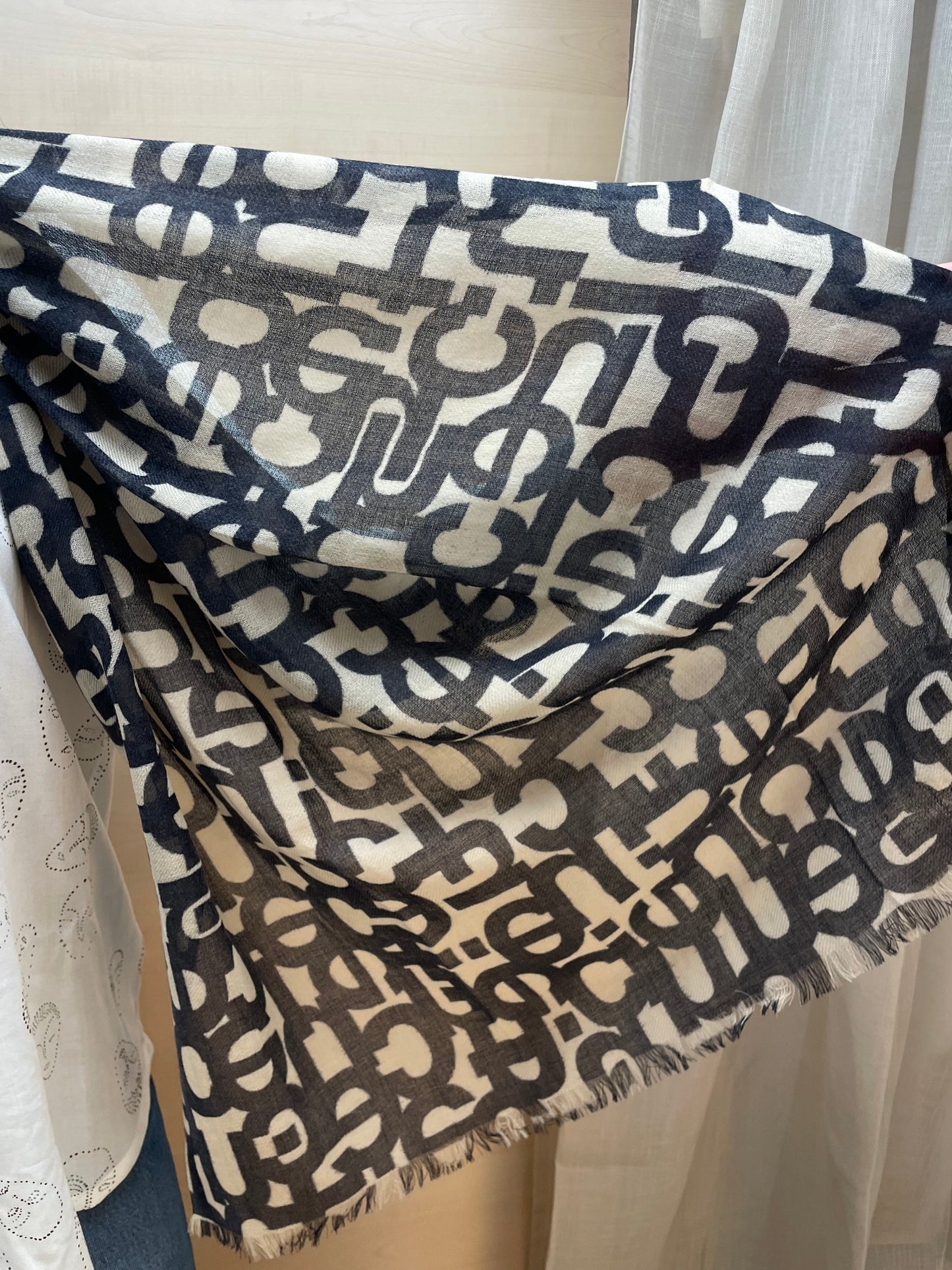 Foulard con motivo tipografico - in lana