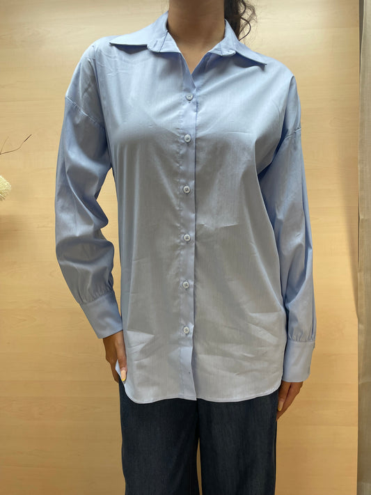 Camicia over celeste a maniche scese