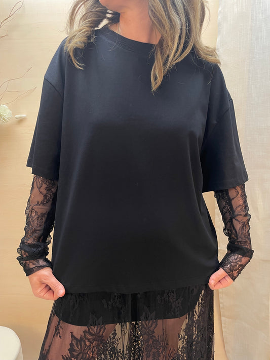 T-shirt con maniche in pizzo - nera