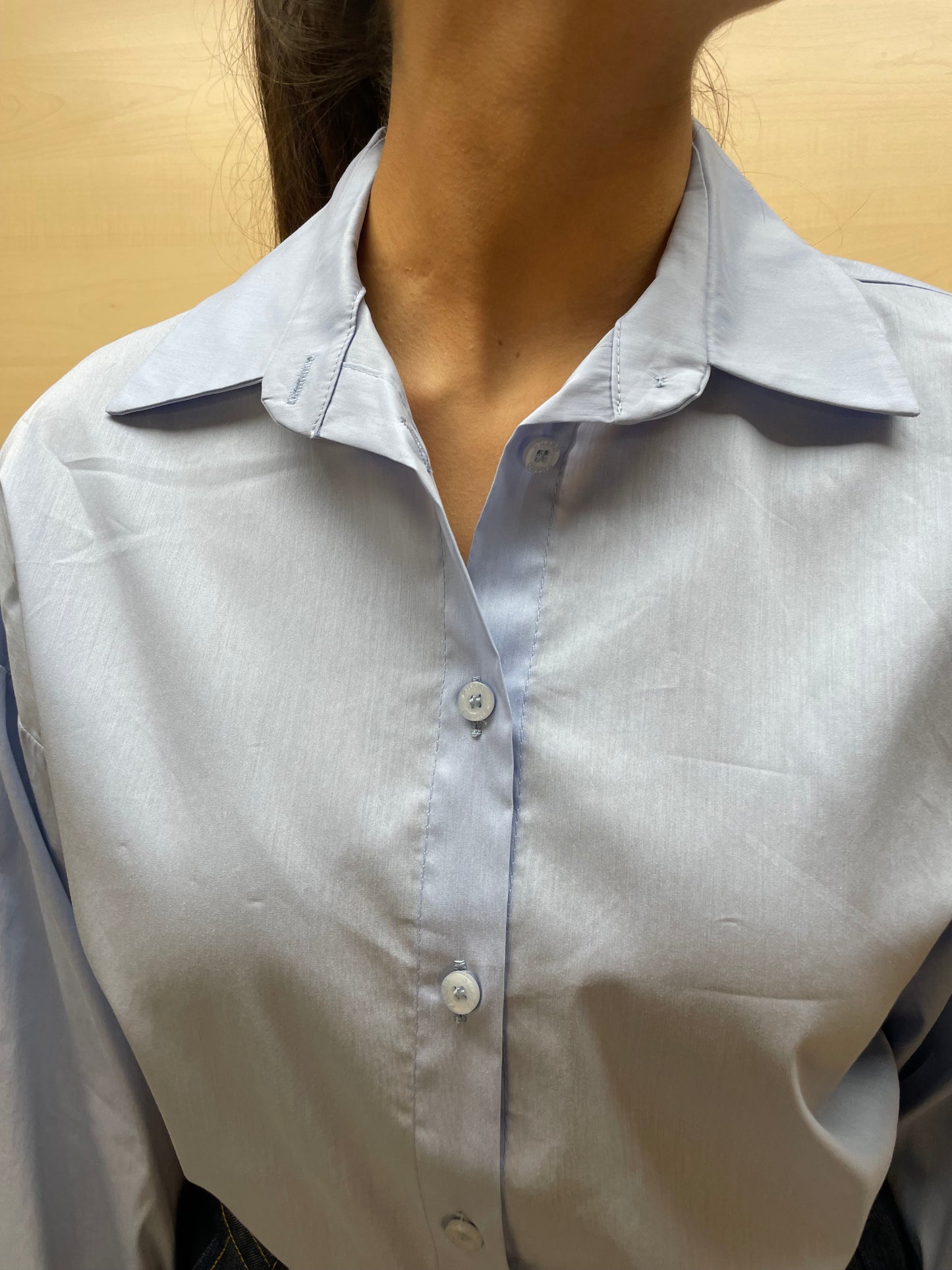Camicia over celeste a maniche scese