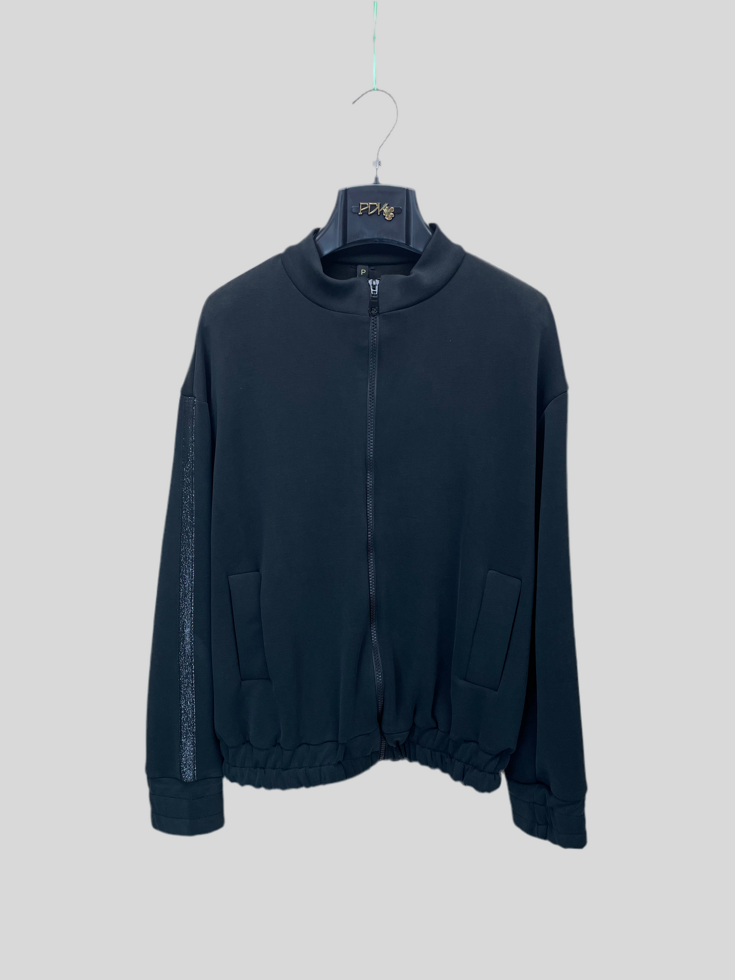 Maglia con zip e lurex - in poliestere GRS e viscosa in col. Nero