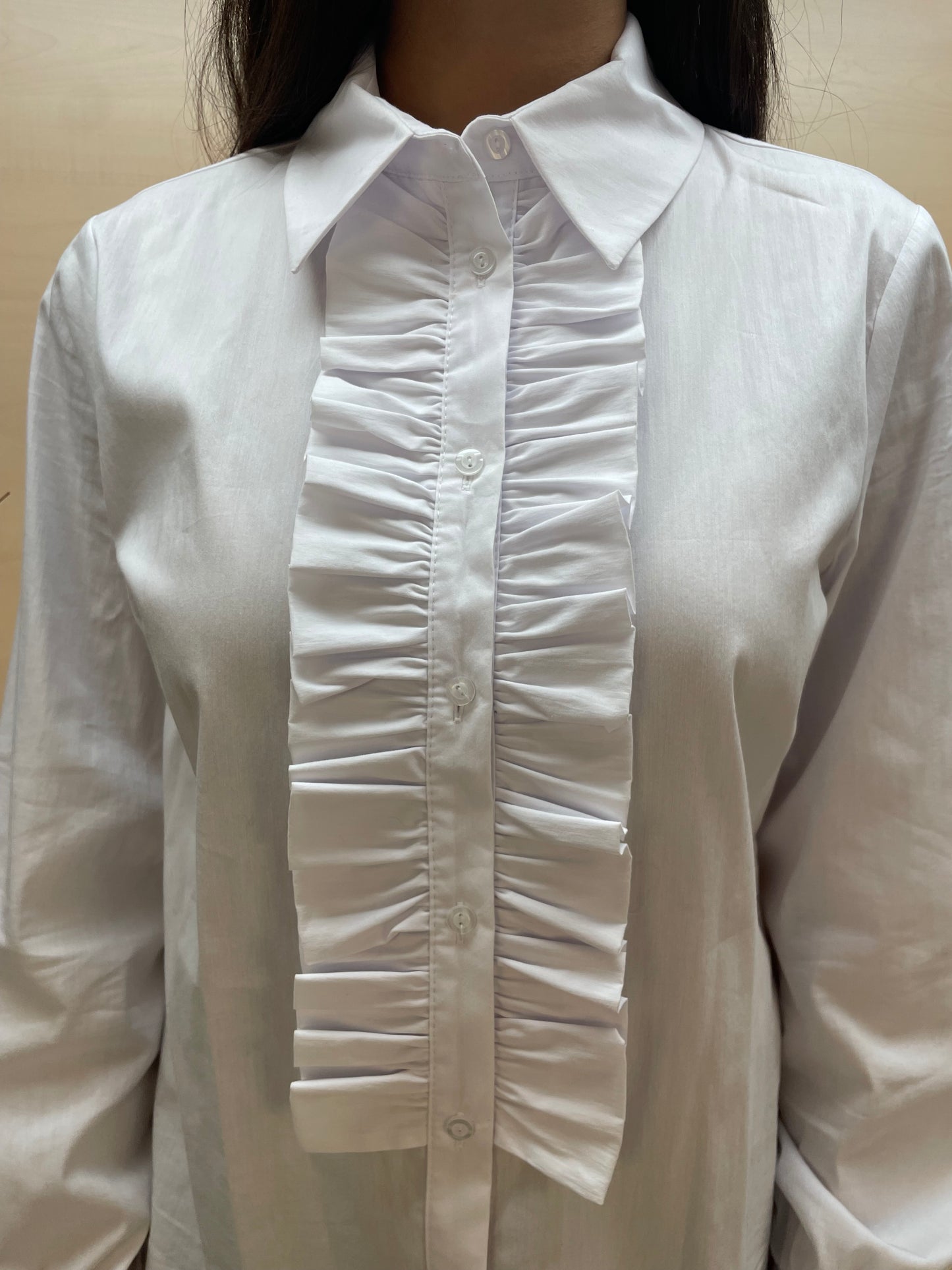 Camicia bianca con arricciature frontali