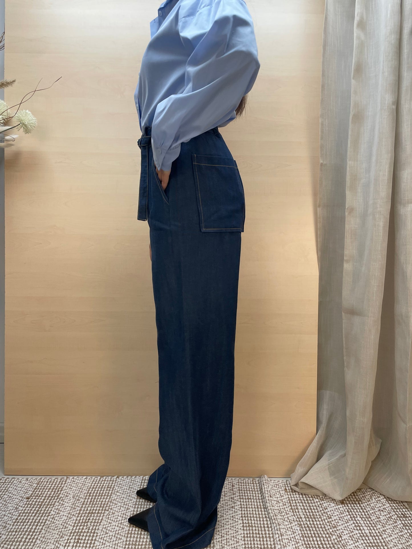 Pantalone denim palazzo a vita alta con cintura