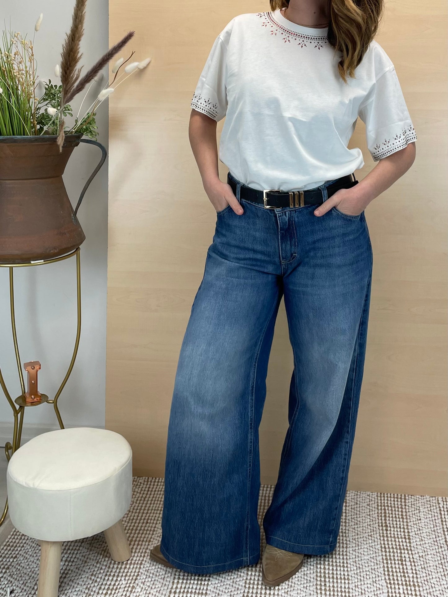 T-shirt panna con strass rossi- in cotone