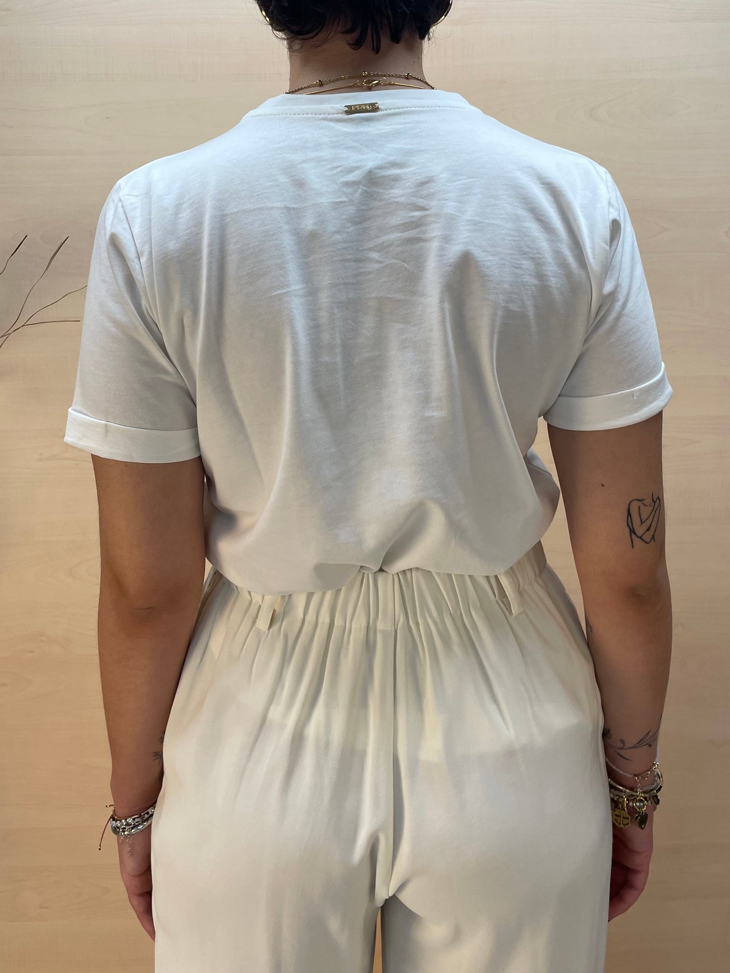 T-shirt bianca con orsetto in strass - in cotone