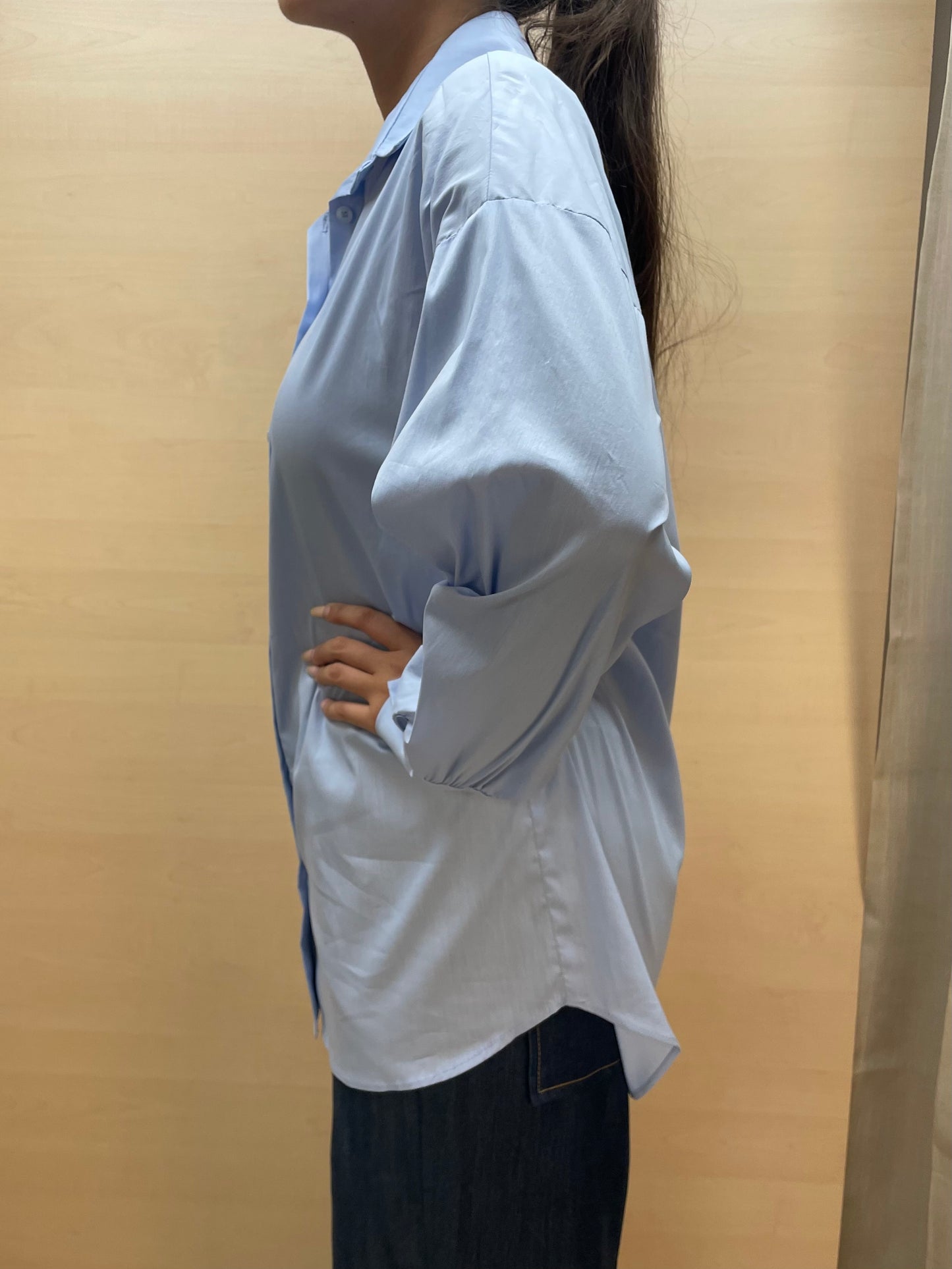 Camicia over celeste a maniche scese