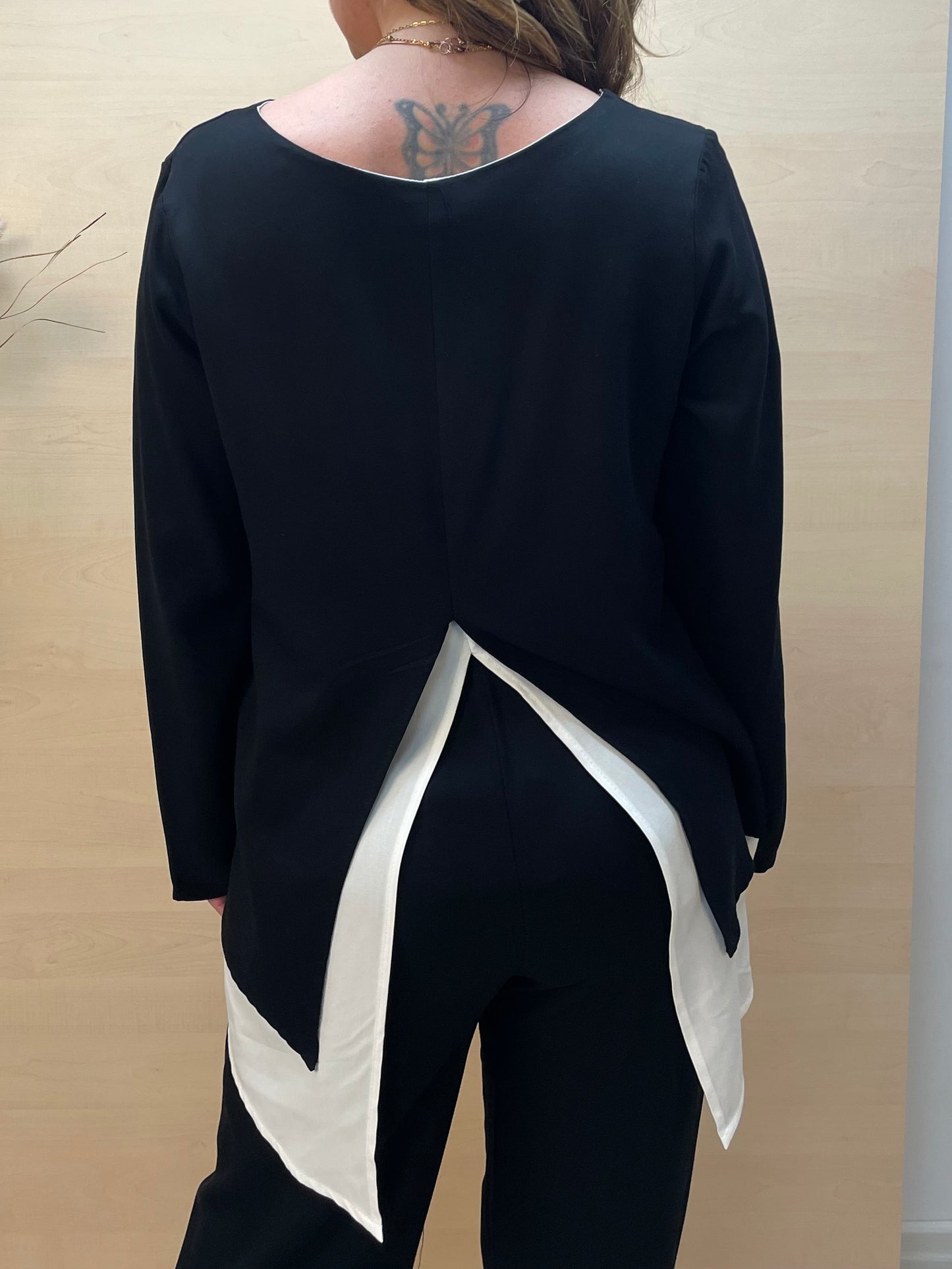Completo nero con dettagli bianchi – Blusa e pantalone in viscosa