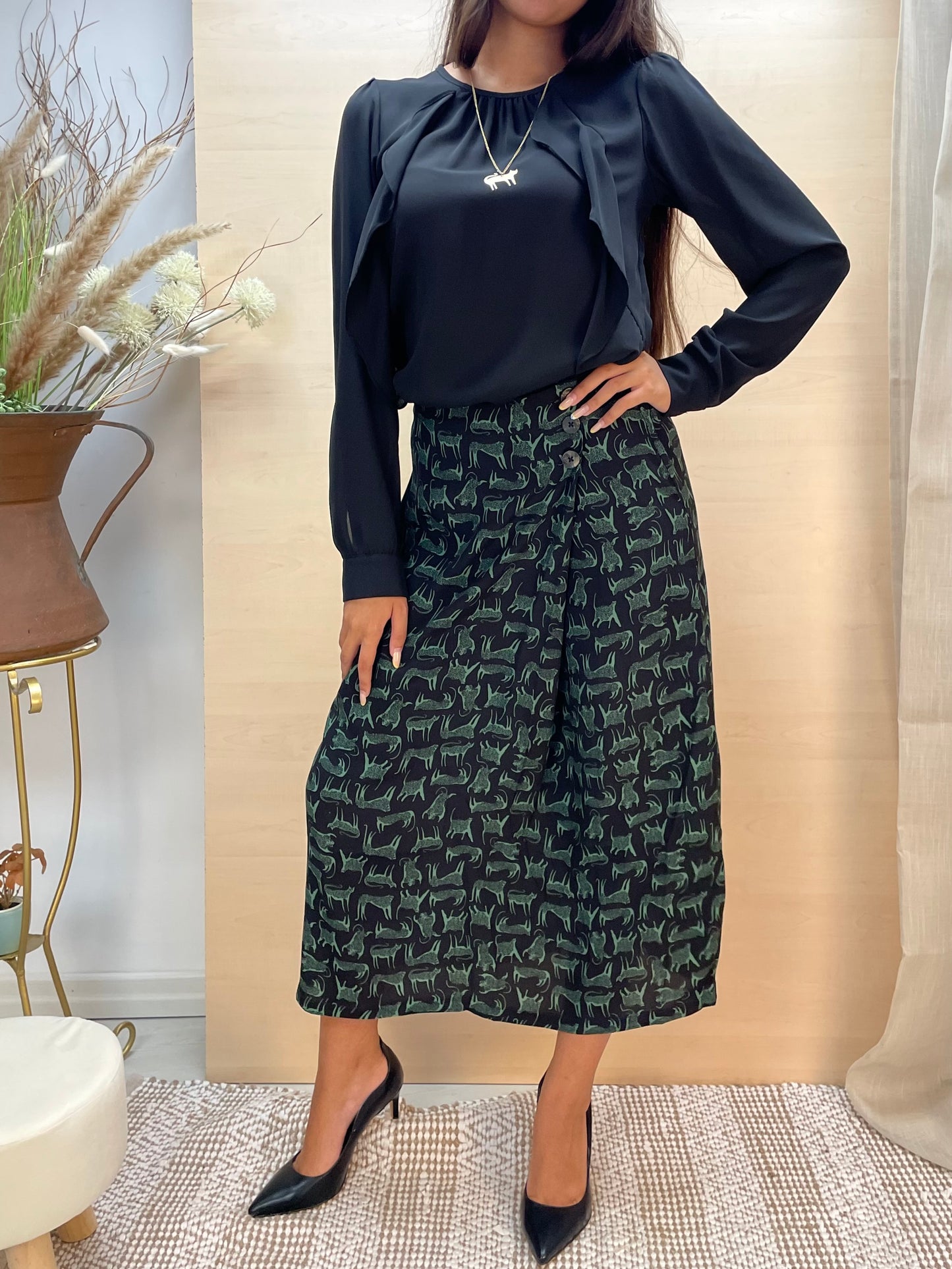Blusa nera con drappeggio e volant frontali