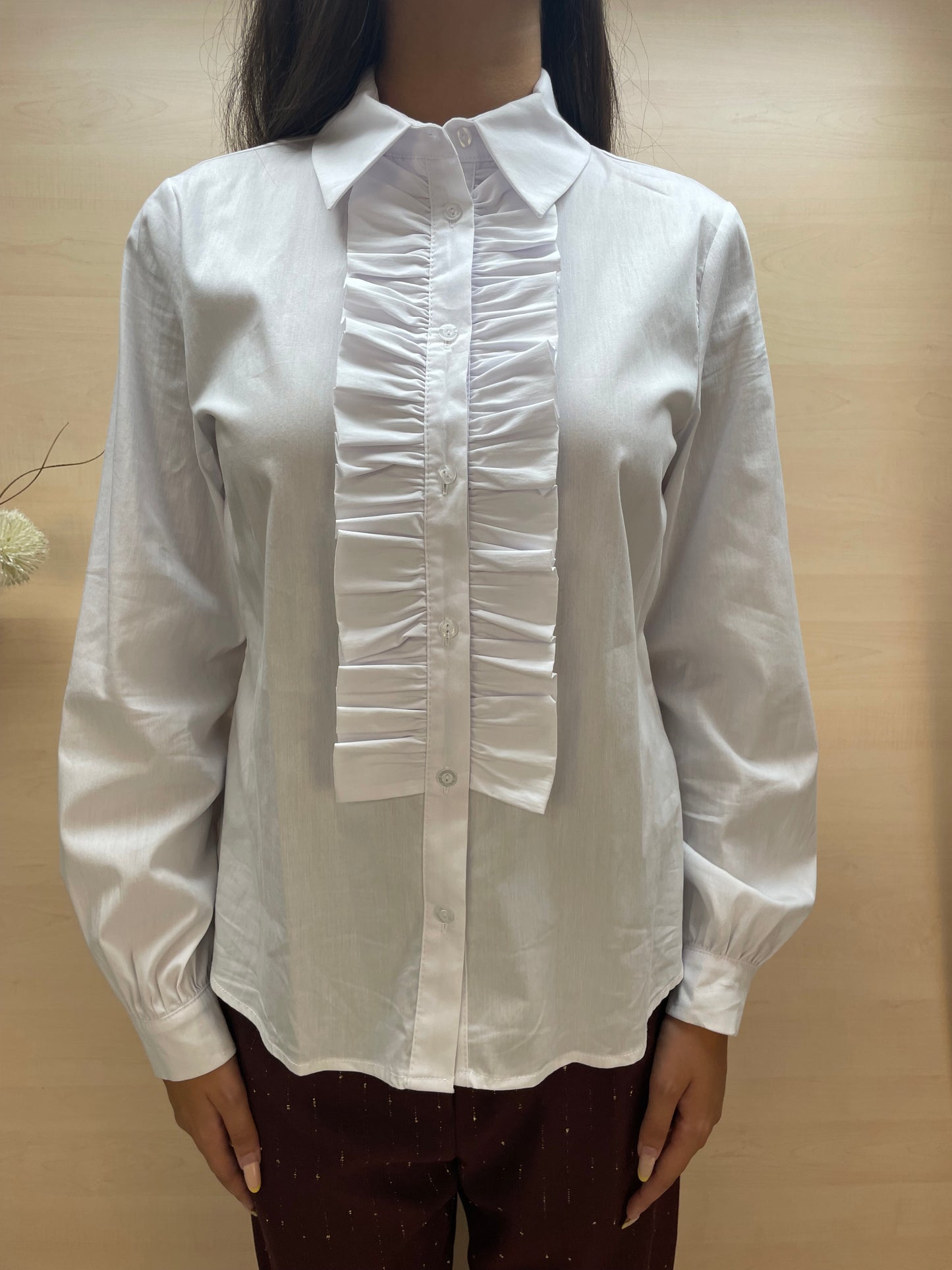 Camicia bianca con arricciature frontali