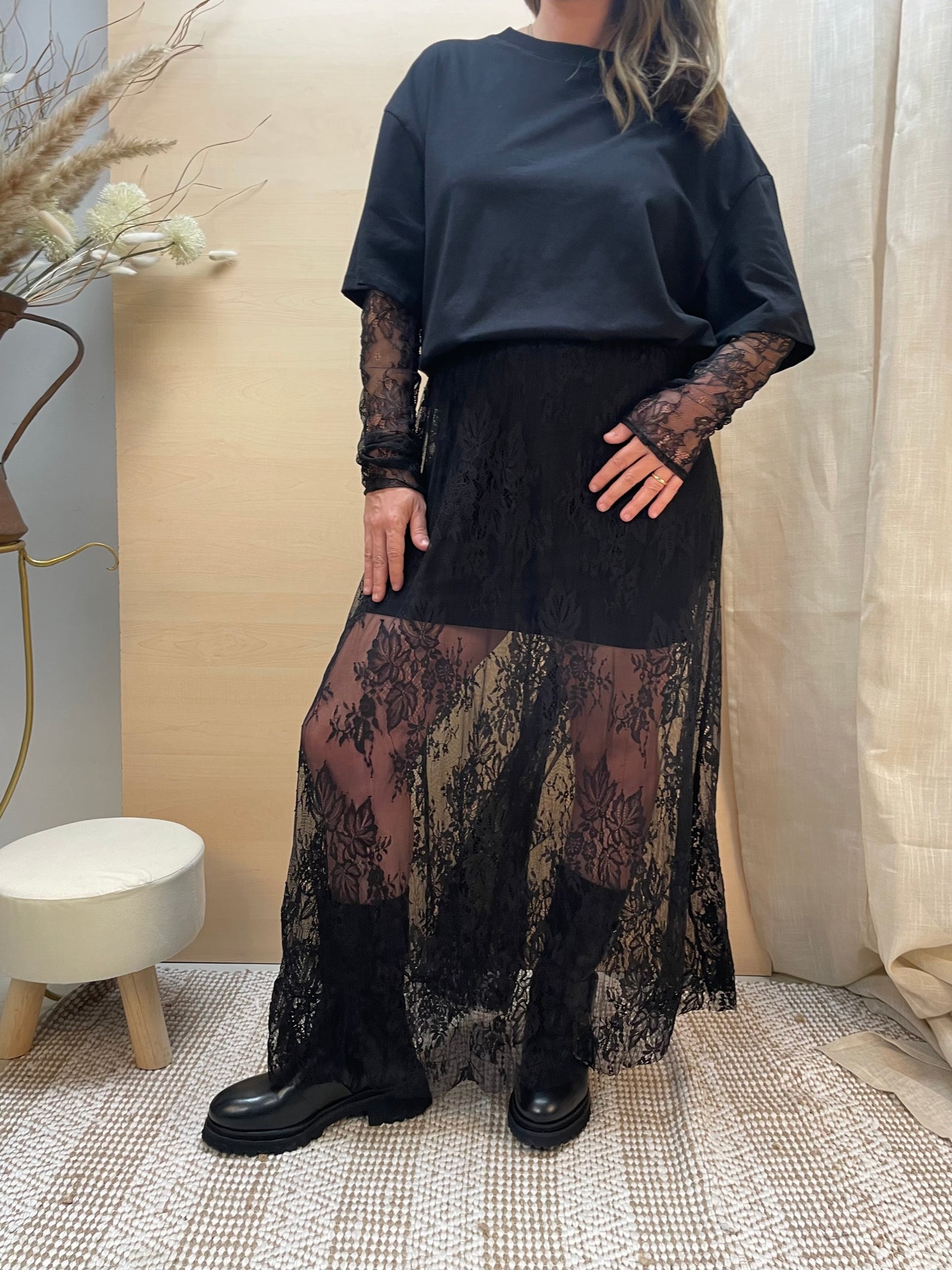 T-shirt con maniche in pizzo - nera
