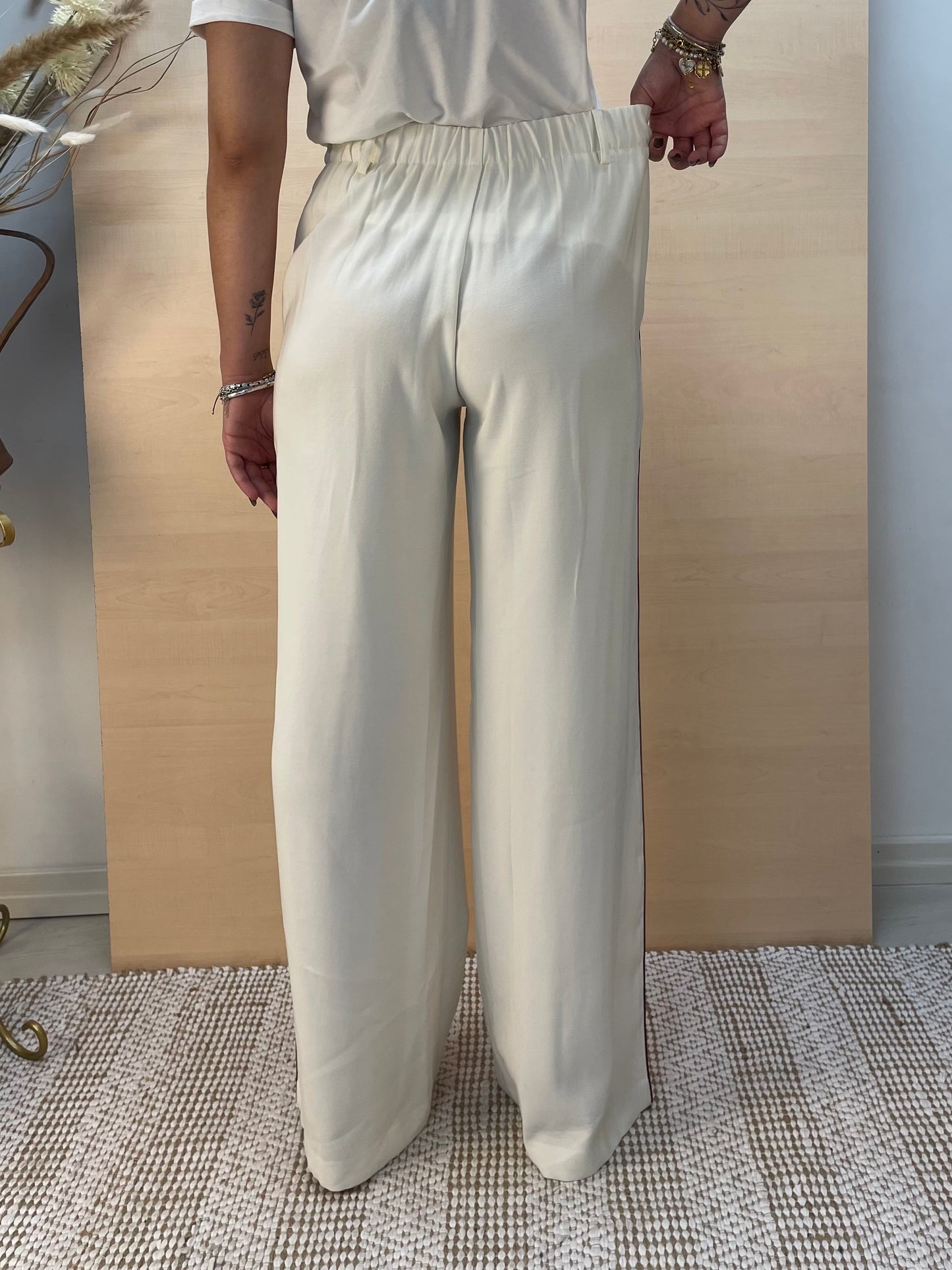 Pantalone burro Palazzo con riga laterale amarena - in Viscosa