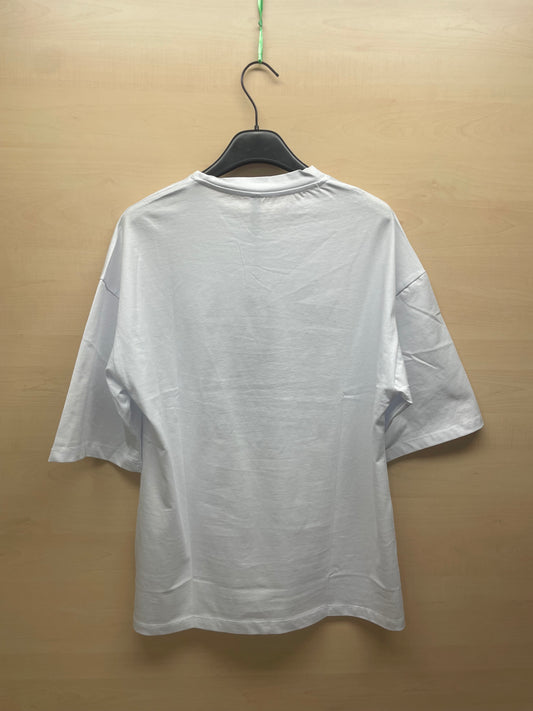 T-shirt bianca oversize con stampe blu – in cotone