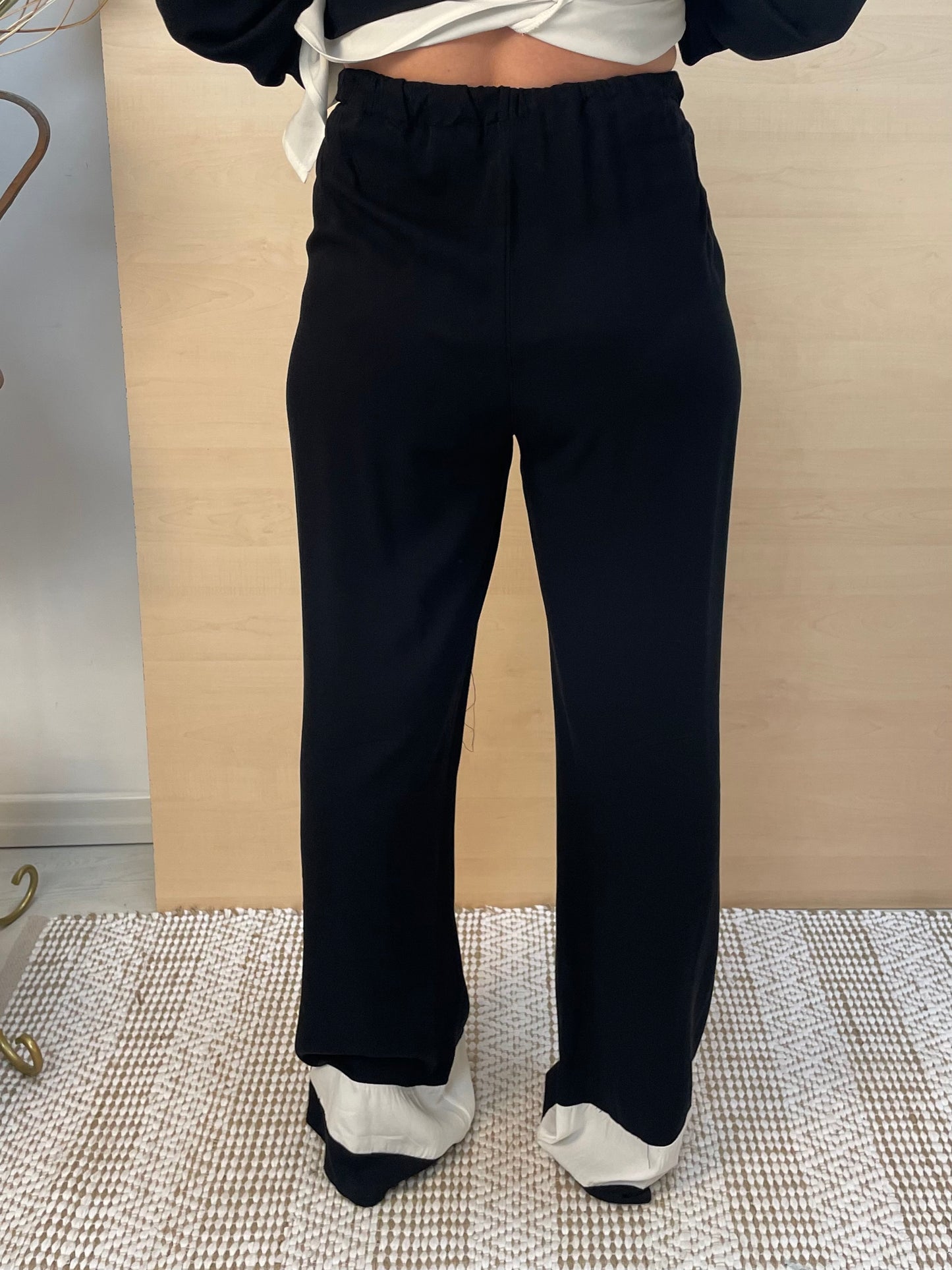 Completo nero con dettagli bianchi – Blusa e pantalone in viscosa